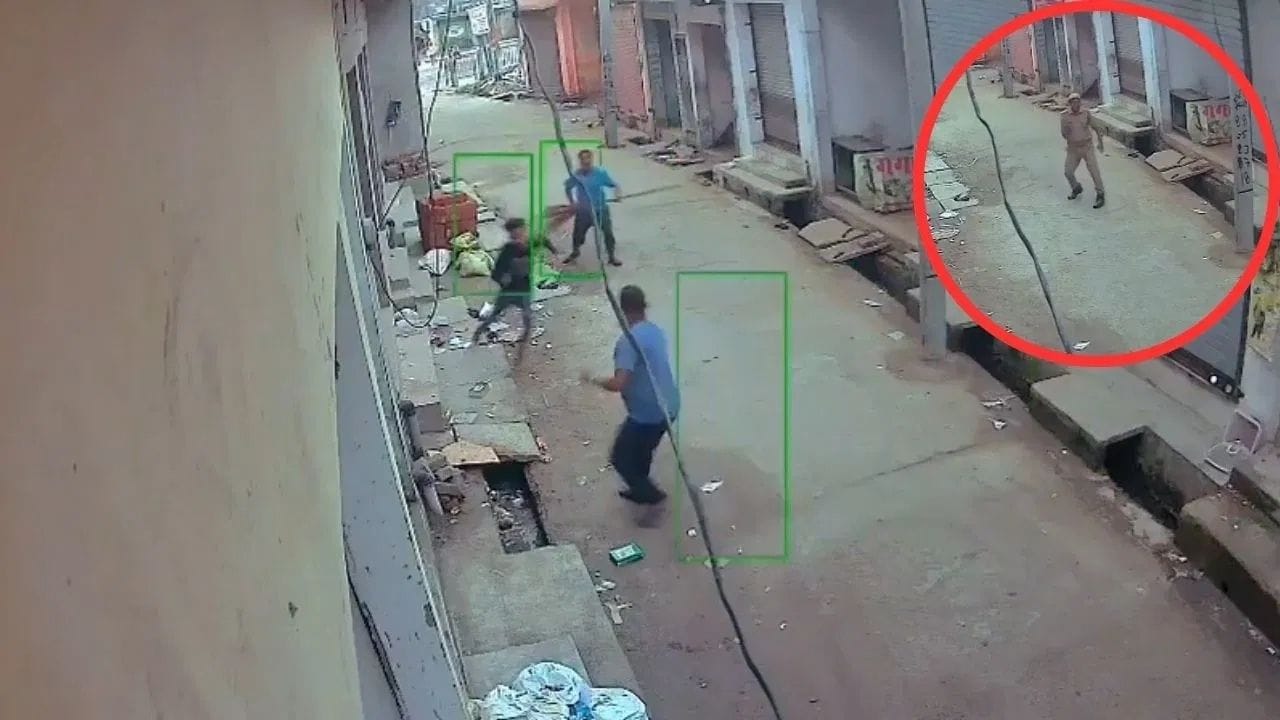 ਟਾਇਲਟ ਜਾਣ ਦਾ ਬਹਾਨਾਂ ਲਗਾ ਕੇ ਪੁਲਿਸ ਦੇ ਹੱਥੋ ਨਿਕਲਿਆ ਮੁਲਜ਼ਮ, ਪੁਲਿਸ ਭੱਜਦੀ ਰਹੀ ਪਿੱਛੇ, VIDEO ਵਾਇਰਲ