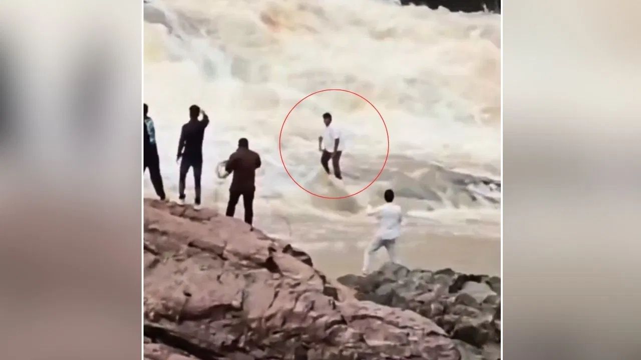 ਰੀਲ ਬਨਾਉਣ ਦਾ ਸ਼ੌਕ ਪਿਆ ਮਹਿੰਗਾ! 22 ਸਾਲਾ ਯੂਟਿਊਬਰ ਝਰਨੇ ਵਿਚ ਰੁੜਿਆ, ਭਿਆਨਕ ਦ੍ਰਿਸ਼ ਕੈਮਰੇ 'ਚ ਕੈਦ