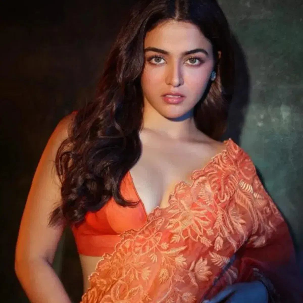 ਵਾਮਿਕਾ ਗੱਬੀ ਦੀ ਗੱਲ ਕਰੀਏ ਤਾਂ, ਅਦਾਕਾਰਾ ਪੰਜਾਬੀ ਫਿਲਮਾਂ ਦਾ ਹਿੱਸਾ ਰਹੀ ਹੈ ਪਰ ਇਸ ਦੇ ਨਾਲ ਹੀ ਉਨ੍ਹਾਂ ਨੇ ਬਾਲੀਵੁੱਡ ਵਿੱਚ ਵੀ ਨਾਮ ਕਮਾਇਆ ਹੈ। ਉਨ੍ਹਾਂ ਨੇ ਆਪਣੇ ਹਾਵ-ਭਾਵ ਅਤੇ ਅਦਾਕਾਰੀ ਨਾਲ ਪ੍ਰਸ਼ੰਸਕਾਂ ਦਾ ਦਿਲ ਜਿੱਤਿਆ ਹੈ ਅਤੇ ਉਨ੍ਹਾਂਦੇ ਫੈਸ਼ਨ ਸੈਂਸ ਕਾਰਨ ਉਨ੍ਹਾਂ ਦੀਆਂ ਤਸਵੀਰਾਂ ਖੂਬ ਵਾਇਰਲ ਹੁੰਦੀਆਂ ਹਨ। ਉਨ੍ਹਾਂਨੂੰ ਜੁਬਲੀ ਵੈੱਬ ਸੀਰੀਜ਼ ਤੋਂ ਪਛਾਣ ਮਿਲੀ। ਅਦਾਕਾਰਾ ਦੇ ਇੰਸਟਾਗ੍ਰਾਮ 'ਤੇ 5.7 ਮਿਲੀਅਨ ਫਾਲੋਅਰਜ਼ ਹਨ।