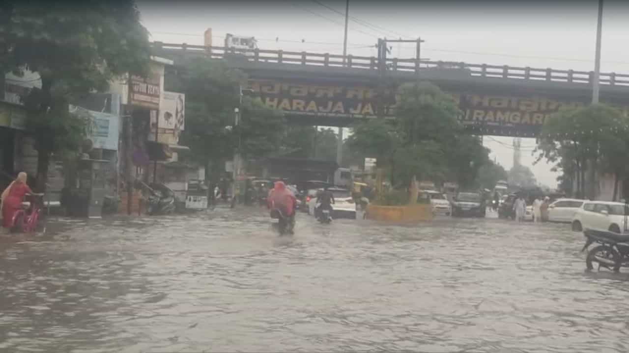 ਪਾਣੀ-ਪਾਣੀ ਹੋਇਆ ਜਲੰਧਰ, ਸਵੇਰ ਤੋਂ ਮੀਂਹ ਕਾਰਨ ਗਲੀਆਂ-ਸੜਕਾਂ ਬਣੀਆਂ ਨਹਿਰਾਂ ਪਾਣੀ-ਪਾਣੀ ਹੋਇਆ ਜਲੰਧਰ, ਸਵੇਰ ਤੋਂ ਮੀਂਹ ਕਾਰਨ ਗਲੀਆਂ-ਸੜਕਾਂ ਬਣੀਆਂ ਨਹਿਰਾਂ