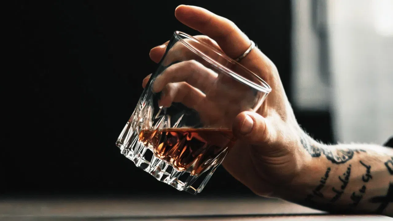 ਪੀੜ੍ਹੀ ਦਰ ਪੀੜ੍ਹੀ ਪਹੁੰਚਾ ਰੁਝਾਨ... ਵਾਈਨ ਮਾਹਰ ਸੋਨਲ ਹੌਲੈਂਡ ਕਹਿੰਦੀ ਹੈ, ਇੱਕ ਸਮਾਂ ਸੀ ਜਦੋਂ ਪ੍ਰੀਮੀਅਮ ਵਿਸਕੀ ਦੀਆਂ ਬੋਤਲਾਂ ਨਹੀਂ ਹੋਇਆ ਕਰਦੀਆਂ ਸਨ। ਉਦੋਂ ਸੋਡਾ ਵਿਸਕੀ ਦੇ ਟੇਸਟ ਨੂੰ ਬਦਲਣ ਦਾ ਕੰਮ ਕਰਦਾ ਸੀ। ਇਹ ਰੁਝਾਨ ਦਹਾਕਿਆਂ ਤੋਂ ਇੱਕ ਦੇਸ਼ ਤੋਂ ਦੂਜੇ ਦੇਸ਼ ਵਿੱਚ ਪਹੁੰਚਿਆ ਹੈ। ਇਹ ਰੁਝਾਨ ਲੋਕਾਂ ਦੀਆਂ ਪੁਰਾਣੀਆਂ ਯਾਦਾਂ ਨਾਲ ਜੁੜਿਆ ਹੋਇਆ ਹੈ। ਭਾਰਤ ਵਿੱਚ, ਇਹ ਰੁਝਾਨ ਪੀੜ੍ਹੀ ਦਰ ਪੀੜ੍ਹੀ ਚੱਲਿਆ ਅਤੇ ਪ੍ਰਸਿੱਧ ਹੋਇਆ। (Pic: Unsplash)