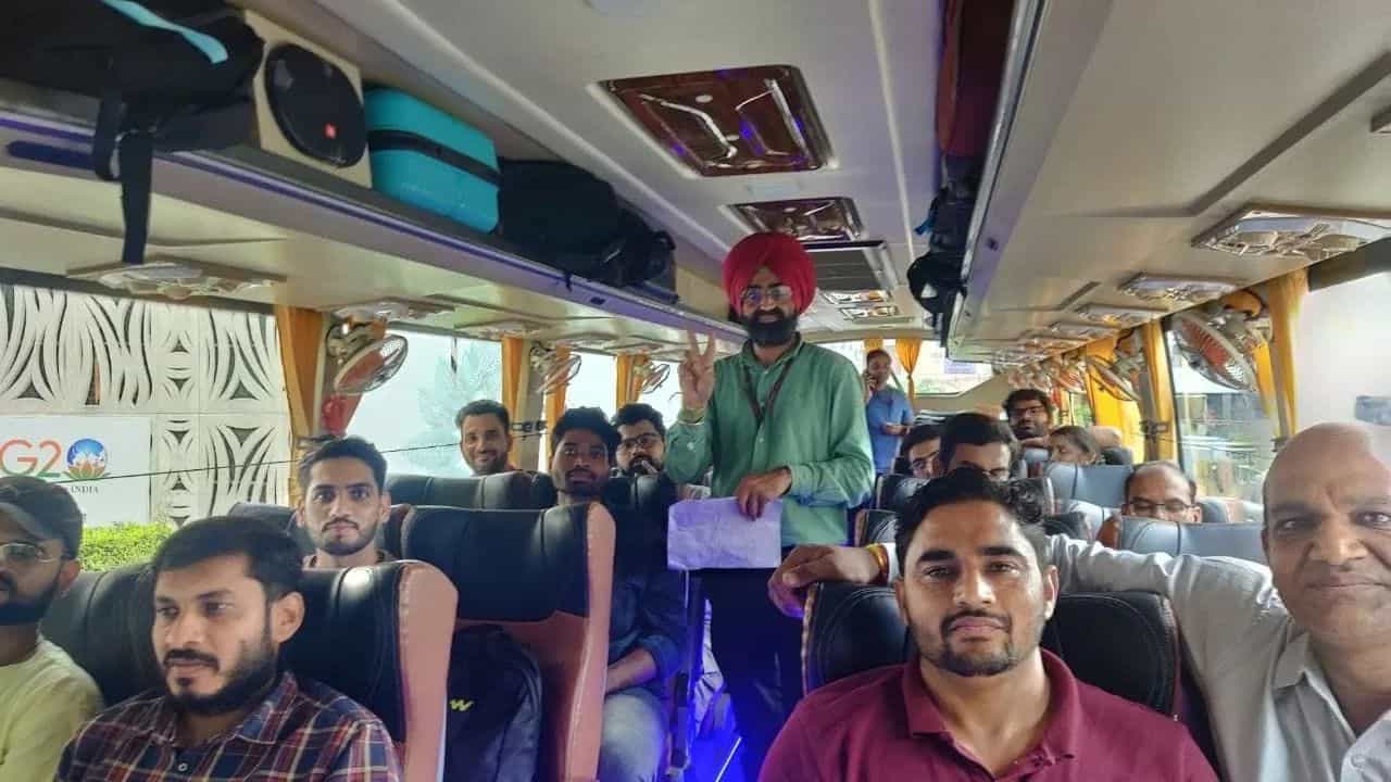 AIIMS ਦਿੱਲੀ ਤੋਂ ਡਾਕਟਰਾਂ ਦੀ ਟੀਮ ਗਈ ਪੰਜਾਬ, ਹੜ੍ਹ ਪੀੜਤਾਂ ਦਾ ਕਰਨਗੇ ਇਲਾਜ AIIMS ਦਿੱਲੀ ਤੋਂ ਡਾਕਟਰਾਂ ਦੀ ਟੀਮ ਗਈ ਪੰਜਾਬ, ਹੜ੍ਹ ਪੀੜਤਾਂ ਦਾ ਕਰਨਗੇ ਇਲਾਜ