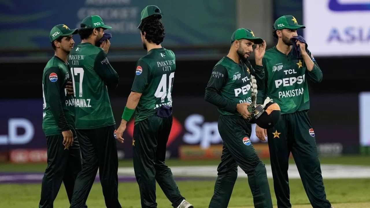 Handshake Controversy: ਆਪਣਿਆਂ ਨੇ ਹੀ ਦਿੱਤਾ ਜ਼ਖ਼ਮ, ਇਸ ਬੇਵਕੂਫੀ ਦੀ ਵਜ੍ਹਾ ਨਾਲ ਝੁਕਿਆ ਪਾਕਿਸਤਾਨ ਦਾ ਸਿਰ Handshake Controversy: ਆਪਣਿਆਂ ਨੇ ਹੀ ਦਿੱਤਾ ਜ਼ਖ਼ਮ, ਇਸ ਬੇਵਕੂਫੀ ਦੀ ਵਜ੍ਹਾ ਨਾਲ ਝੁਕਿਆ ਪਾਕਿਸਤਾਨ ਦਾ ਸਿਰ