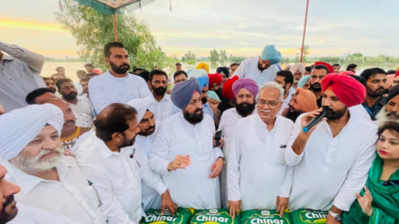 ਫਿਰੋਜ਼ਪੁਰ ਦੌਰੇ ਤੇ ਪਹੁੰਚੇ ਭੂਪੇਸ਼ ਬਘੇਲ, ਕੇਂਦਰੀ ਮੰਤਰੀ ਸ਼ਿਵਰਾਜ ਚੌਹਾਨ ਦੇ ਬਿਆਨ ਦੀ ਕੀਤੀ ਨਿੰਦਾ ਫਿਰੋਜ਼ਪੁਰ ਦੌਰੇ ਤੇ ਪਹੁੰਚੇ ਭੂਪੇਸ਼ ਬਘੇਲ, ਕੇਂਦਰੀ ਮੰਤਰੀ ਸ਼ਿਵਰਾਜ ਚੌਹਾਨ ਦੇ ਬਿਆਨ ਦੀ ਕੀਤੀ ਨਿੰਦਾ