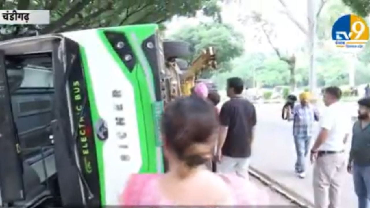 ਚੰਡੀਗੜ੍ਹ ਦੇ ਸੈਕਟਰ 17 ਵਿੱਚ ਸੜਕ ਦੇ ਵਿਚਕਾਰ ਪਲਟੀ ਯਾਤਰੀਆਂ ਨਾਲ ਭਰੀ ਸੀਟੀਯੂ ਦੀ ਬੱਸ, ਵੇਖੋ ਗ੍ਰਾਉਂਡ ਰਿਪੋਰਟ