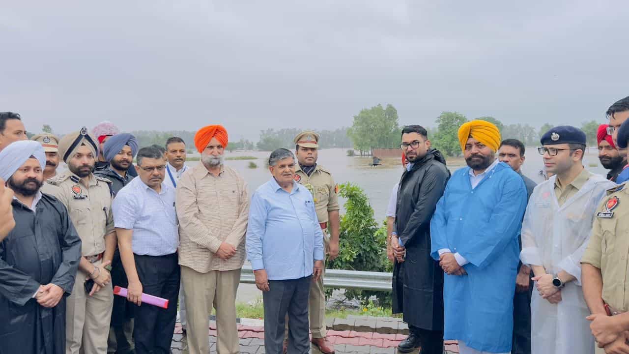 ਬਿਪਤਾ ਚ ਪੰਜਾਬ, ਰਾਜਪਾਲ ਗੁਲਾਬ ਚੰਦ ਕਟਾਰੀਆ ਨੇ ਗੁਰਦਾਸਪੁਰ ਦੇ ਹੜ੍ਹ ਪ੍ਰਭਾਵਿਤ ਇਲਾਕਿਆਂ ਦਾ ਕੀਤਾ ਦੌਰਾ ਬਿਪਤਾ ਚ ਪੰਜਾਬ, ਰਾਜਪਾਲ ਗੁਲਾਬ ਚੰਦ ਕਟਾਰੀਆ ਨੇ ਗੁਰਦਾਸਪੁਰ ਦੇ ਹੜ੍ਹ ਪ੍ਰਭਾਵਿਤ ਇਲਾਕਿਆਂ ਦਾ ਕੀਤਾ ਦੌਰਾ