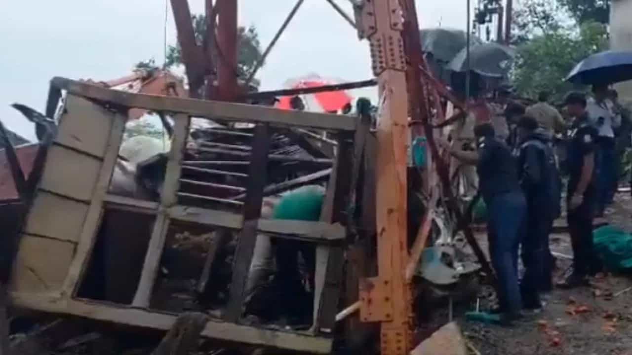 ਗੁਜਰਾਤ ਦੇ ਪੰਚਮਹਿਲ ਚ ਵੱਡਾ ਹਾਦਸਾ, ਰੋਪਵੇਅ ਡਿੱਗਣ ਕਾਰਨ 6 ਦੀ ਮੌਤ, ਕਈ ਜ਼ਖਮੀ ਗੁਜਰਾਤ ਦੇ ਪੰਚਮਹਿਲ ਚ ਵੱਡਾ ਹਾਦਸਾ, ਰੋਪਵੇਅ ਡਿੱਗਣ ਕਾਰਨ 6 ਦੀ ਮੌਤ, ਕਈ ਜ਼ਖਮੀ