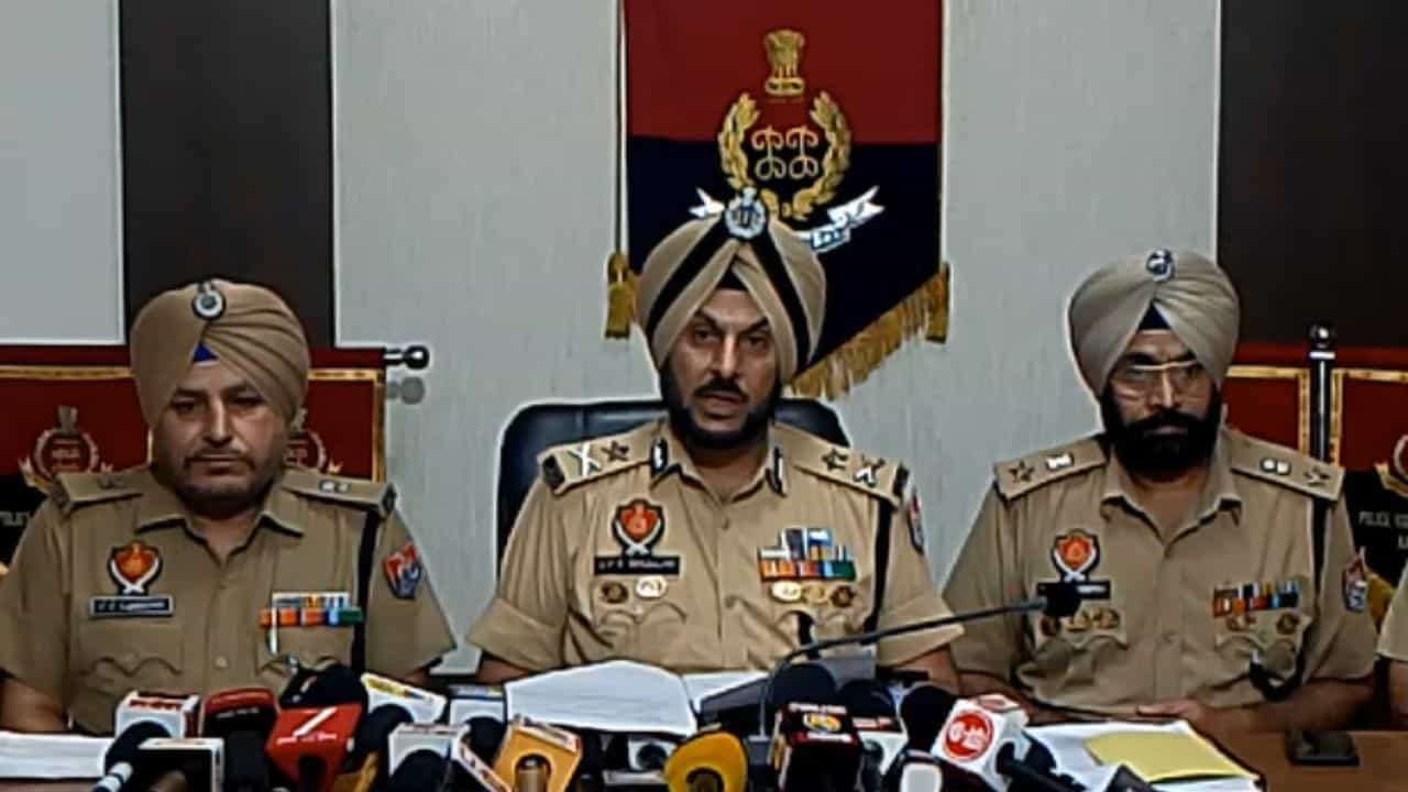 ਅੰਮ੍ਰਿਤਸਰ ਚ 2 ਕਿਲੋ ਹੈਰੋਇਨ ਤੇ 4 ਪਿਸਤੌਲਾਂ ਸਮੇਤ 3 ਤਸਕਰ ਕਾਬੂ, ਪਾਕਿਸਤਾਨ ਨਾਲ ਲਿੰਕ ਅੰਮ੍ਰਿਤਸਰ ਚ 2 ਕਿਲੋ ਹੈਰੋਇਨ ਤੇ 4 ਪਿਸਤੌਲਾਂ ਸਮੇਤ 3 ਤਸਕਰ ਕਾਬੂ, ਪਾਕਿਸਤਾਨ ਨਾਲ ਲਿੰਕ