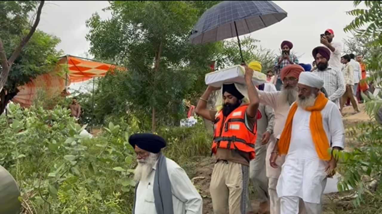 ਬੇੜੀ ਰਾਹੀਂ ਸੁਰੱਖਿਅਤ ਥਾਵਾਂ ਤੇ ਪਹੁੰਚਾਏ ਗਏ ਗੁਰੂ ਗ੍ਰੰਥ ਸਾਹਿਬ ਦੇ ਸਰੂਪ, ਫਾਜ਼ਿਲਕਾ ਦੇ ਕਈ ਇਲਾਕੇ ਪਾਣੀ ਦੀ ਮਾਰ ਹੇਠ