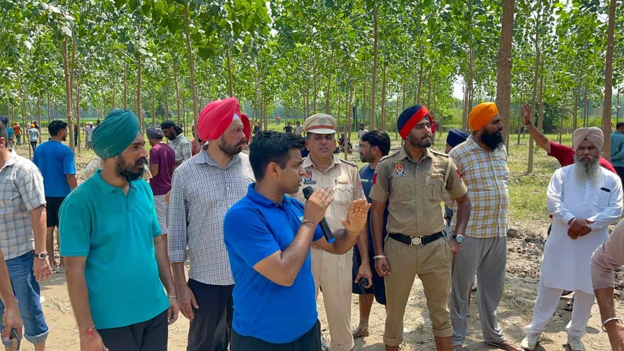 ਲੁਧਿਆਣਾ ਚ ਸਸਰਾਲੀ ਕਲੋਨੀ ਨੂੰ ਕਰਵਾਇਆ ਖਾਲ੍ਹੀ, ਧੁੱਸੀ ਨੇੜੇ ਬਣਾਇਆ ਜਾ ਰਿਹਾ ਰਿੰਗ ਬੰਨ੍ਹ ਲੁਧਿਆਣਾ ਚ ਸਸਰਾਲੀ ਕਲੋਨੀ ਨੂੰ ਕਰਵਾਇਆ ਖਾਲ੍ਹੀ, ਧੁੱਸੀ ਨੇੜੇ ਬਣਾਇਆ ਜਾ ਰਿਹਾ ਰਿੰਗ ਬੰਨ੍ਹ