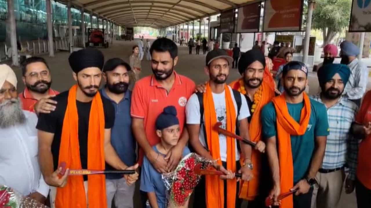 ਅਸਲੀ ਮੰਜਿਲ ਵਿਸ਼ਵ ਕੱਪ, ਏਸ਼ੀਆ ਕੱਪ ਜਿੱਤਣ ਤੋਂ ਬਾਅਦ ਅੰਮ੍ਰਿਤਸਰ ਏਅਰਪੋਰਟ ਪਹੁੰਚੇ ਹਾਕੀ ਖਿਡਾਰੀ ਅਸਲੀ ਮੰਜਿਲ ਵਿਸ਼ਵ ਕੱਪ, ਏਸ਼ੀਆ ਕੱਪ ਜਿੱਤਣ ਤੋਂ ਬਾਅਦ ਅੰਮ੍ਰਿਤਸਰ ਏਅਰਪੋਰਟ ਪਹੁੰਚੇ ਹਾਕੀ ਖਿਡਾਰੀ