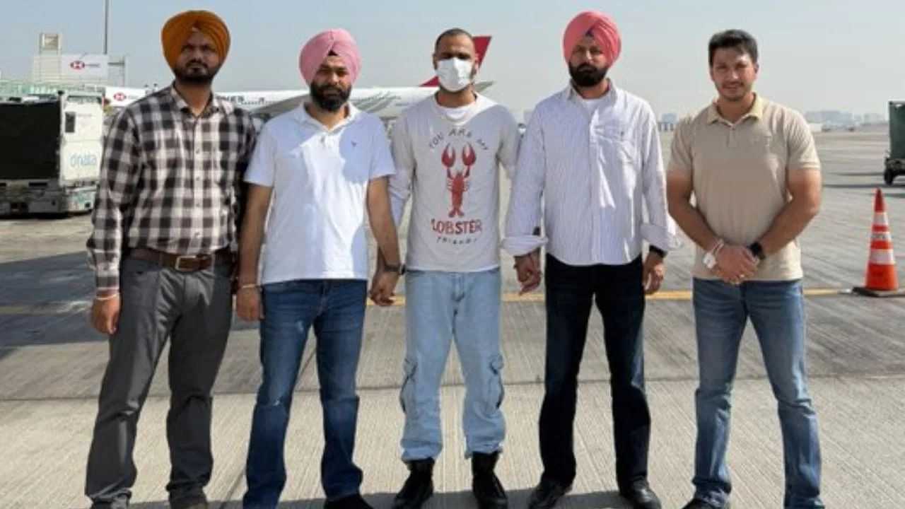 ਪੰਜਾਬ ਪੁਲਿਸ ਨੂੰ ਮਿਲੀ ਵੱਡੀ ਸਫਲਤਾ, ਖਾਲਿਸਤਾਨੀ ਅੱਤਵਾਦੀ ਪਰਮਿੰਦਰ ਸਿੰਘ ਨੂੰ ਅਬੂ ਧਾਬੀ ਤੋਂ ਲਿਆਂਦਾ ਭਾਰਤ ਪੰਜਾਬ ਪੁਲਿਸ ਨੂੰ ਮਿਲੀ ਵੱਡੀ ਸਫਲਤਾ, ਖਾਲਿਸਤਾਨੀ ਅੱਤਵਾਦੀ ਪਰਮਿੰਦਰ ਸਿੰਘ ਨੂੰ ਅਬੂ ਧਾਬੀ ਤੋਂ ਲਿਆਂਦਾ ਭਾਰਤ