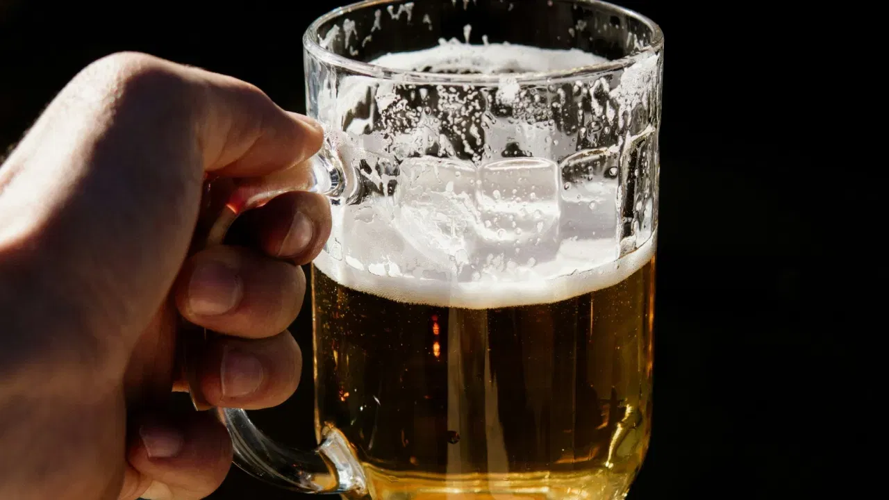 ਇਸ ਪੂਰੀ ਪ੍ਰਕਿਰਿਆ ਵਿੱਚ ਸਿਰਫ ਇੱਕ ਇੰਦਰੀ ਦੀ ਵਰਤੋਂ ਕੀਤੀ ਜਾਂਦੀ ਹੈ, ਉਹ ਹੈ ਕੰਨ। ਇਸ ਕਮੀ ਨੂੰ ਪੂਰਾ ਕਰਨ ਲਈ, ਸ਼ੀਸ਼ੇ ਨੂੰ ਟਕਰਾਉਣਾ ਇੱਕ ਵਿਲੱਖਣ ਆਵਾਜ਼ ਪੈਦਾ ਕਰਦਾ ਹੈ, ਜੋ ਕੰਨਾਂ ਨੂੰ ਵੀ ਸੰਤੁਸ਼ਟ ਕਰਦਾ ਹੈ। ਇਸ ਨਾਲ ਸ਼ਰਾਬ ਪੀਣ ਦਾ ਪੂਰਾ ਅਨੁਭਵ ਬਣਾਉਂਦਾ ਹੈ ਜਿਸ ਵਿੱਚ ਸਾਰੀਆਂ ਪੰਜ ਇੰਦਰੀਆਂ ਕੰਮ ਕਰਦੀਆਂ ਹਨ।