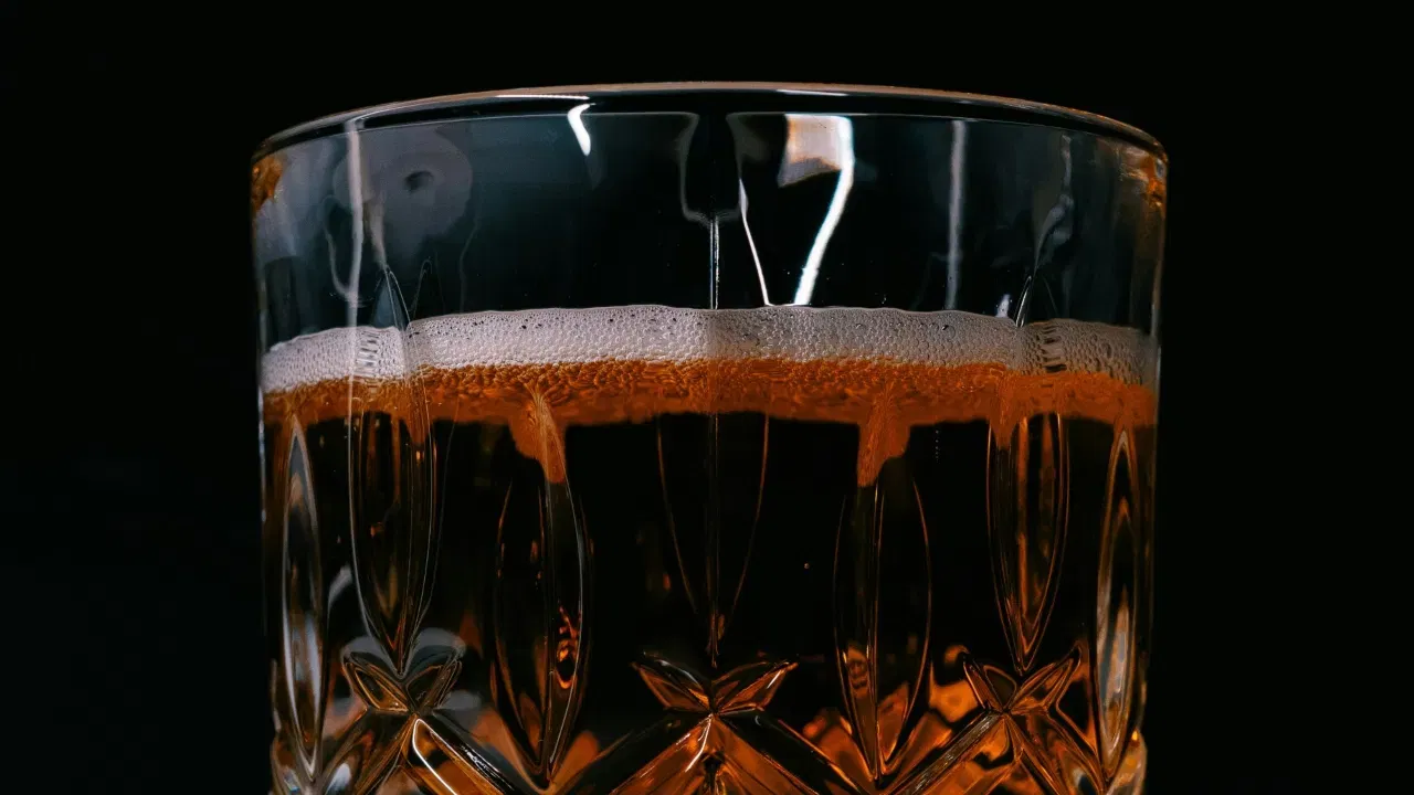 ਚਾਹੇ ਕੋਈ ਪਾਰਟੀ ਹੋਵੇ ਜਾਂ ਕੋਈ ਖਾਸ ਮੌਕਾ, ਸਾਡੇ ਵਿੱਚੋਂ ਕਈ ਲੋਕ ਜਸ਼ਨ ਮਨਾਉਣ ਲਈ ਸ਼ਰਾਬ ਪੀਂਦੇ ਹਨ। ਪਰ ਸ਼ਰਾਬ ਪੀਂਣ ਤੋਂ ਪਹਿਲਾਂ ਅਸੀਂ ਸਾਰੇ ਇੱਕ ਚੀਜ਼ ਜਰੂਰ ਕਰਦੇ ਹਾਂ ਉਹ ਹੈ Cheers। ਹੁਣ ਤੁਸੀਂ ਸੋਚ ਰਹੇ ਹੋਵੋਗੇ ਕਿ ਇਸ ਵਿੱਚ ਨਵਾਂ ਕੀ ਹੈ, ਪਰ ਅਸੀਂ ਤਾਂ ਹਮੇਸ਼ਾ ਅਜਿਹਾ ਕਰਦੇ ਹਾਂ।