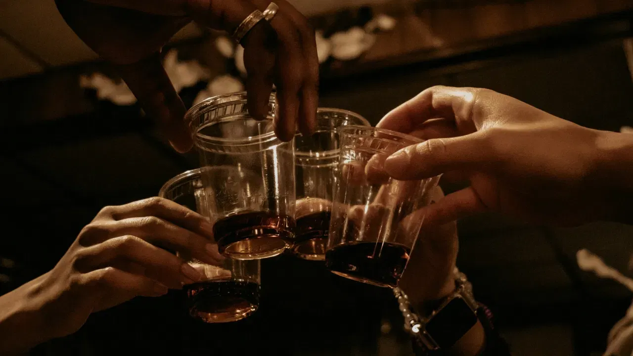 ਸ਼ਰਾਬ ਪੀਣ ਤੋਂ ਪਹਿਲਾਂ ਗਲਾਸਾਂ ਦੇ ਟਕਰਾਉਣ ਪਿੱਛੇ ਬਹੁਤ ਸਾਰੀਆਂ ਦਿਲਚਸਪ ਕਹਾਣੀਆਂ ਹਨ। ਸਾਡੀਆਂ ਪੰਜ ਇੰਦਰੀਆਂ (ਅੱਖਾਂ, ਨੱਕ, ਕੰਨ, ਜੀਭ, ਚਮੜੀ) ਸਾਨੂੰ ਦੁਨੀਆ ਦਾ ਅਨੁਭਵ ਕਰਾਉਂਦੀਆਂ ਹਨ। ਸ਼ਰਾਬ ਪੀਂਦੇ ਸਮੇਂ, ਅਸੀਂ ਆਪਣੀਆਂ ਅੱਖਾਂ ਨਾਲ ਪੀਣ ਦਾ ਰੰਗ ਦੇਖਦੇ ਹਾਂ, ਆਪਣੀ ਜੀਭ ਨਾਲ ਇਸਦਾ ਸੁਆਦ ਲੈਂਦੇ ਹਾਂ, ਆਪਣੀ ਨੱਕ ਨਾਲ ਇਸਨੂੰ ਸੁੰਘਦੇ ​​ਹਾਂ ਅਤੇ ਆਪਣੇ ਹੱਥਾਂ ਨਾਲ ਸ਼ੀਸ਼ੇ ਦੇ ਛੋਹ ਨੂੰ ਮਹਿਸੂਸ ਕਰਦੇ ਹਾਂ।