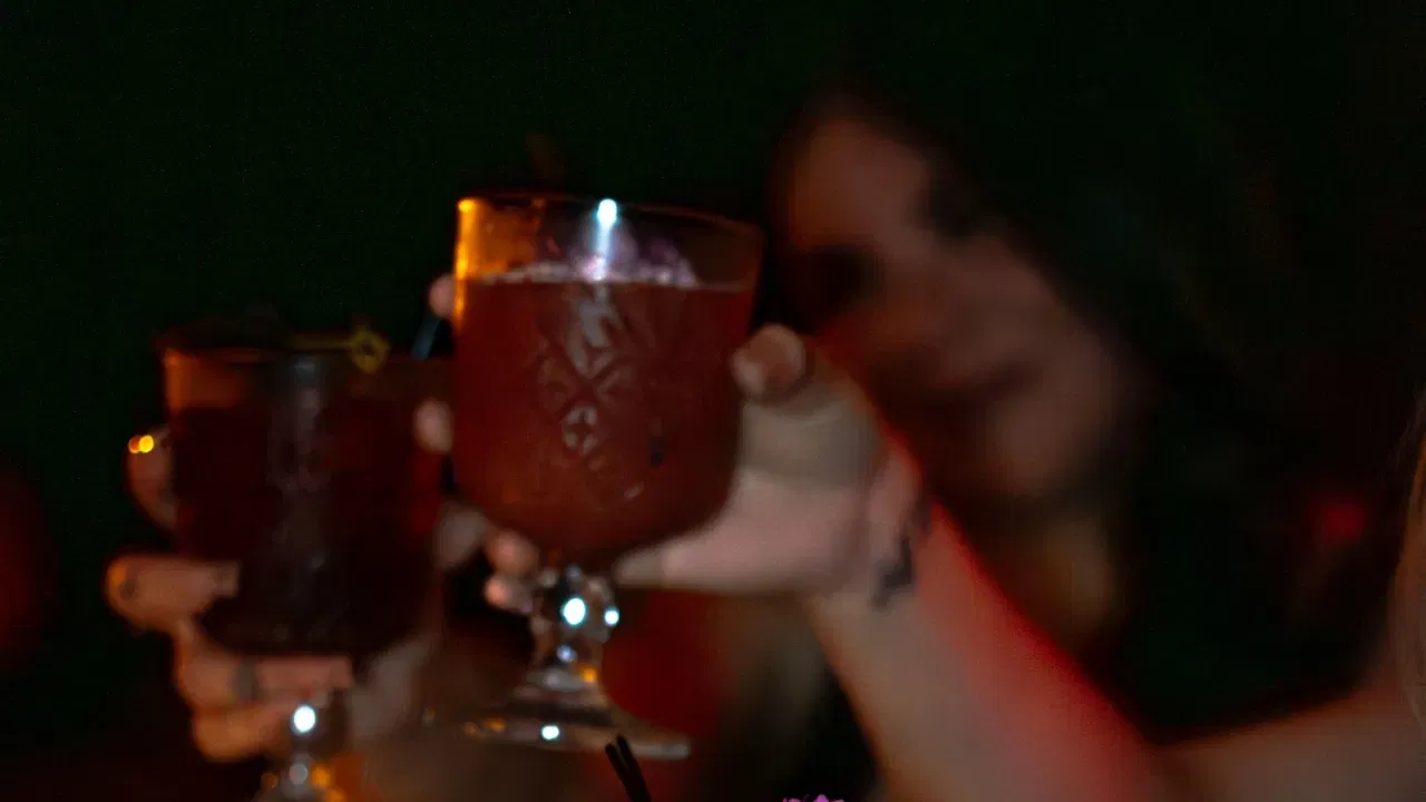 ਸਮੇਂ ਦੇ ਨਾਲ, ਇਹ ਸ਼ਬਦ ਖੁਸ਼ੀ ਨੂੰ ਪ੍ਰਗਟ ਕਰਨ ਅਤੇ ਚੰਗੇ ਸਮੇਂ ਦੀ ਸ਼ੁਰੂਆਤ ਦਾ ਸੰਕੇਤ ਦੇਣ ਲਈ ਵਰਤਿਆ ਜਾਣ ਲੱਗਾ। ਸਿੱਧੇ ਸ਼ਬਦਾਂ ਵਿੱਚ, Cheers ਦਾ ਅਰਥ ਹੈ ਕਿ ਚੰਗੇ ਸਮੇਂ ਦੀ ਸ਼ੁਰੂਆਤ ਹੋ ਗਈ ਹੈ।