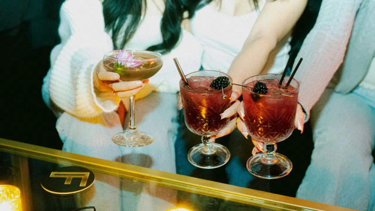 Cheers ਸ਼ਬਦ ਫਰਾਂਸੀਸੀ ਸ਼ਬਦ 'ਚੀਏਰੇ' ਤੋਂ ਆਇਆ ਹੈ, ਜਿਸਦਾ ਅਰਥ ਹੈ 'ਚਿਹਰਾ' ਜਾਂ 'ਸਿਰ'। ਪੁਰਾਣੇ ਸਮੇਂ ਵਿੱਚ, ਇਸ ਸ਼ਬਦ ਨੂੰ ਉਤਸ਼ਾਹ ਅਤੇ ਖੁਸ਼ੀ ਦਾ ਪ੍ਰਤੀਕ ਮੰਨਿਆ ਜਾਂਦਾ ਸੀ।