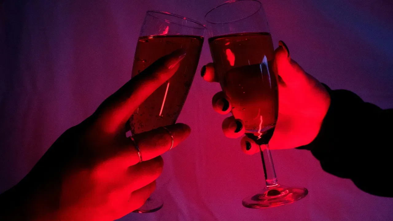 ਤੁਸੀਂ ਅਕਸਰ ਦੇਖਿਆ ਹੋਵੇਗਾ ਕਿ ਜਦੋਂ ਦੋ ਲੋਕ ਇਕੱਠੇ ਸ਼ਰਾਬ ਪੀਂਦੇ ਹਨ, ਤਾਂ ਵਾਈਨ ਦੇ ਗਲਾਸ ਇੱਕ ਦੂਜੇ ਦੇ ਗਲਾਸ ਨਾਲ ਟਕਰਾਉਂਦੇ ਹਨ। ਨਾਲ ਹੀ, ਉਹ ਚੀਅਰਸ ਕਹਿ ਕੇ ਪਾਰਟੀ ਦੀ ਸ਼ੁਰੂਆਤ ਕਰਦੇ ਹਨ। ਇਹ ਰਿਵਾਜ ਕਈ ਸਾਲਾਂ ਤੋਂ ਚੱਲ ਰਿਹਾ ਹੈ। ਆਓ ਜਾਣਦੇ ਹਾਂ ਕਿ ਇਸ ਪਿੱਛੇ ਦਿਲਚਸਪ ਕਾਰਨ ਕੀ ਹਨ।