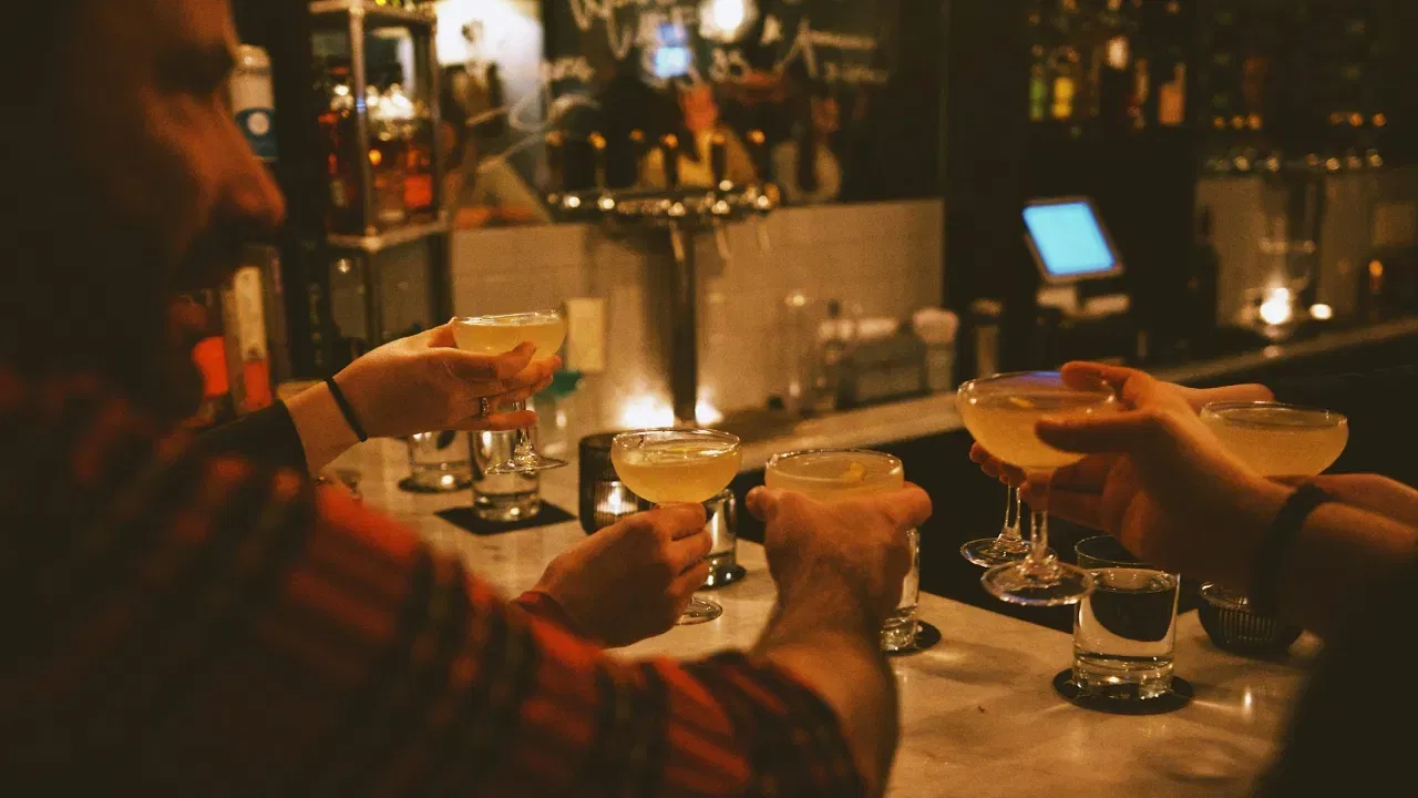 ਪਰ ਕੀ ਤੁਸੀਂ ਕਦੇ ਸੋਚਿਆ ਹੈ ਕਿ ਅਸੀਂ ਅਜਿਹਾ ਕਿਉਂ ਕਰਦੇ ਹਾਂ? Cheers ਸ਼ਬਦ ਕਿੱਥੋਂ ਆਇਆ ਅਤੇ ਇਸਦਾ ਕੀ ਅਰਥ ਹੈ? ਅਸੀਂ ਤੁਹਾਨੂੰ ਇਸ ਸ਼ਬਦ ਦਾ ਇਤਿਹਾਸ ਦੱਸਣ ਜਾ ਰਹੇ ਹਾਂ।