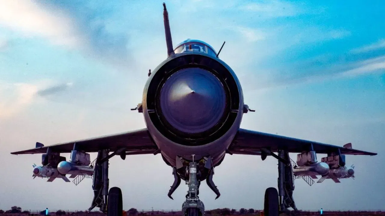 1963 ਵਿੱਚ, 13 ਮਿਗ-21 ਪਹਿਲੀ ਵਾਰ ਭਾਰਤ ਆਇਆ ਅਤੇ ਚੰਡੀਗੜ੍ਹ ਵਿੱਚ ਤਾਇਨਾਤ ਕੀਤਾ ਗਿਆ। ਇਹ ਉਹ ਥਾਂ ਹੈ ਜਿੱਸਨੇ 28ਵਾਂ ਸਕੁਐਡਰਨ ਯਾਨੀ ਫਰਸਟ ਸੁਪਰਸੋਨਿਕ ਜੈਟ ਦਾ ਤਜਰਬਾ ਕੀਤਾ, ਜਿਸਨੇ ਭਾਰਤ ਨੂੰ ਸੁਪਰਸੋਨਿਕ ਜੈੱਟਾਂ ਨਾਲ ਆਪਣਾ ਪਹਿਲਾ ਅਨੁਭਵ ਦਿੱਤਾ। ਮਿਗ-21 ਦੇ ਵਿਦਾਇਗੀ ਸਮਾਰੋਹ ਨੂੰ ਸੰਬੋਧਨ ਕਰਦੇ ਹੋਏ, ਰੱਖਿਆ ਮੰਤਰੀ ਰਾਜਨਾਥ ਸਿੰਘ ਨੇ ਕਿਹਾ ਕਿ ਮਿਗ-21 ਸਾਡੇ ਦੇਸ਼ ਦੀ ਰੱਖਿਆ ਦਾ ਪ੍ਰਤੀਕ ਰਿਹਾ ਹੈ। ਮਿਗ-21 ਨੇ ਦਹਾਕਿਆਂ ਤੋਂ ਸਾਡੇ ਦੇਸ਼ ਦੀ ਸੁਰੱਖਿਆ ਦਾ ਭਾਰ ਆਪਣੇ ਖੰਭਾਂ 'ਤੇ ਚੁੱਕਿਆ ਹੈ। ਉਨ੍ਹਾਂ ਅੱਗੇ ਕਿਹਾ ਕਿ ਮਿਗ-21 ਦਾ 63 ਸਾਲਾਂ ਦਾ ਸਫ਼ਰ ਖਾਸ ਹੈ। ਸਾਡੇ ਸਾਰਿਆਂ ਲਈ, ਮਿਗ-21 ਸਿਰਫ਼ ਇੱਕ ਲੜਾਕੂ ਜਹਾਜ਼ ਨਹੀਂ ਹੈ, ਸਗੋਂ ਪਰਿਵਾਰ ਵਾਂਗ ਹੈ।