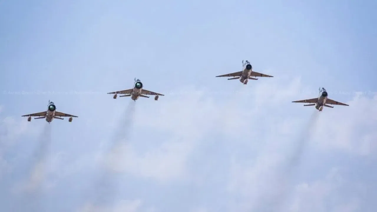 ਭਾਰਤ ਦੀ ਸੱਤਵੀਂ ਮਹਿਲਾ ਲੜਾਕੂ ਪਾਇਲਟ, ਸਕੁਐਡਰਨ ਲੀਡਰ ਪ੍ਰਿਆ ਸ਼ਰਮਾ ਨੇ ਵੀ ਅੰਤਿਮ ਉਡਾਣ ਵਿੱਚ ਹਿੱਸਾ ਲਿਆ। ਉਨ੍ਹਾਂ ਨੇ ਰਾਜਸਥਾਨ ਤੋਂ ਏਅਰ ਚੀਫ਼ ਨਾਲ ਫਾਰਮੇਸ਼ਨ ਫਲਾਈ ਕੀਤਾ। ਇਹ ਨਵੀਂ ਪੀੜ੍ਹੀ ਅਤੇ ਮਿਗ-21 ਦੀ ਵਿਰਾਸਤ ਨੂੰ ਜੋੜਣ ਵਾਲਾ ਪੱਲ ਸੀ।