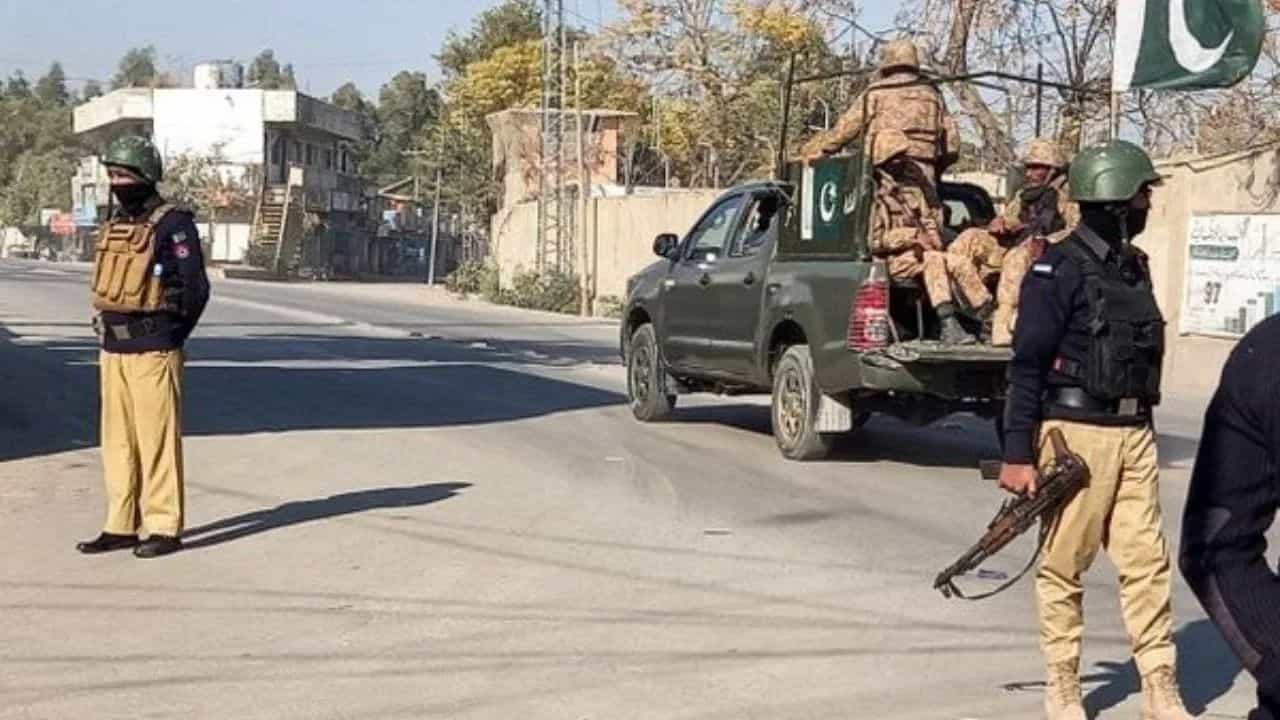 ਬਲੋਚਿਸਤਾਨ ਤੋਂ ਖੈਬਰ ਪਖਤੂਨਖਵਾ ਤੱਕ..ਪਾਕਿਸਤਾਨ ਵਿੱਚ ਤਿੰਨ ਆਤਮਘਾਤੀ ਹਮਲੇ, 22 ਦੀ ਮੌਤ, 40 ਜ਼ਖਮੀ ਬਲੋਚਿਸਤਾਨ ਤੋਂ ਖੈਬਰ ਪਖਤੂਨਖਵਾ ਤੱਕ..ਪਾਕਿਸਤਾਨ ਵਿੱਚ ਤਿੰਨ ਆਤਮਘਾਤੀ ਹਮਲੇ, 22 ਦੀ ਮੌਤ, 40 ਜ਼ਖਮੀ