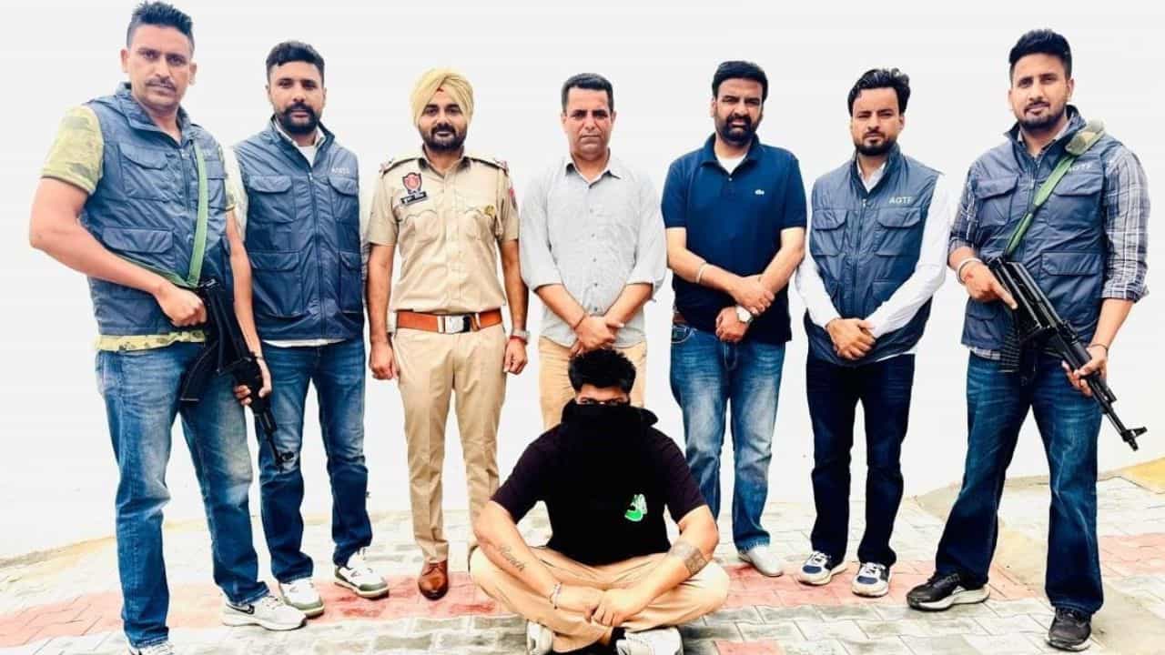 ਗੋਲਡੀ ਬਾਰੜ ਦਾ ਗੁਰਗਾ AGTF ਨੇ ਕੀਤਾ ਕਾਬੂ, ਹਥਿਆਰ ਕੀਤੇ ਬਰਾਮਦ ਗੋਲਡੀ ਬਾਰੜ ਦਾ ਗੁਰਗਾ AGTF ਨੇ ਕੀਤਾ ਕਾਬੂ, ਹਥਿਆਰ ਕੀਤੇ ਬਰਾਮਦ