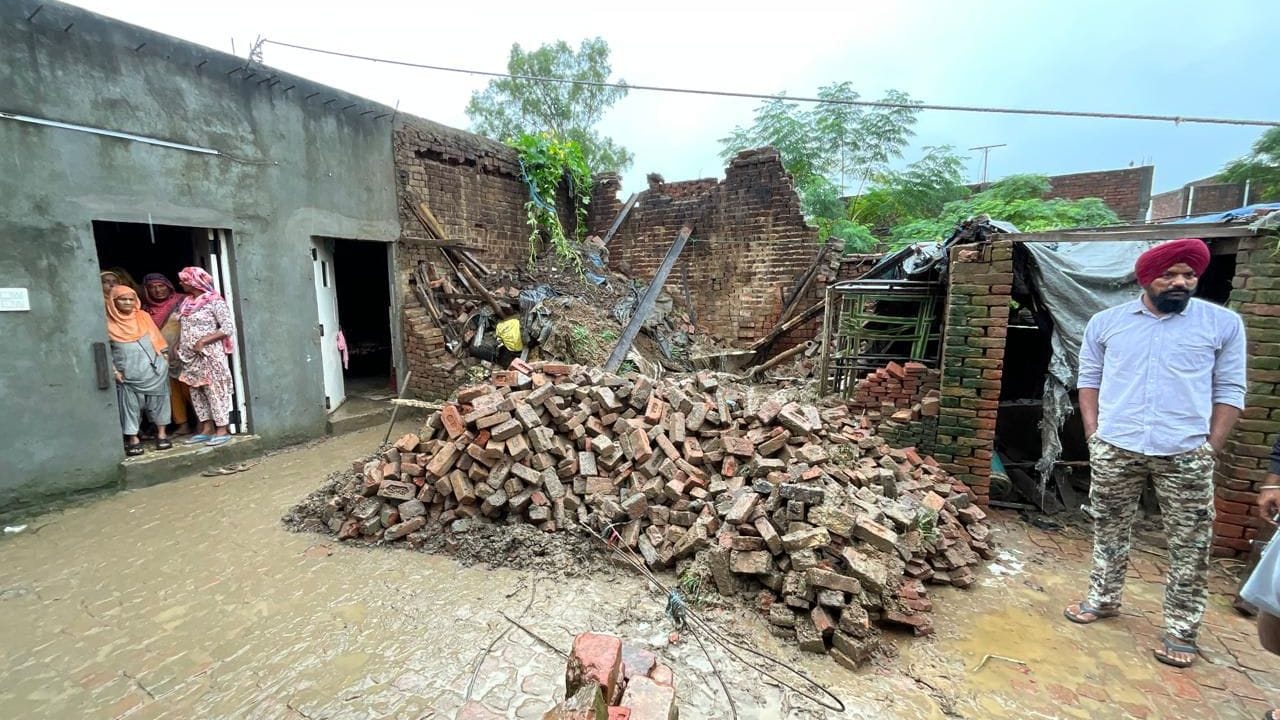 ਪੰਜਾਬ ਵਿੱਚ ਇਸ ਵੇਲ੍ਹੇ ਹੜ੍ਹਾਂ ਦਾ ਕਹਿਰ ਜਾਰੀ ਹੈ। 1400 ਦੇ ਕਰੀਬ ਪਿੰਡ ਦਰਿਆਵਾਂ ਦੇ ਪਾਣੀ ਦੀ ਮਾਰ ਹੇਠ ਹਨ। ਕੁਝ ਲੋਕਾਂ ਨੂੰ ਆਪਣੀਆਂ ਜਾਨਾਂ ਵੀ ਗਵਾਉਣੀਆਂ ਪਈਆਂ ਹਨ। ਤਾਂ ਕਈਆਂ ਨੂੰ ਮਾਲੀ ਨੁਕਸਾਨ ਹੋਇਆ ਹੈ। ਤੇਜ ਮੀਂਹ ਕਰਕੇ ਹੜ੍ਹ ਦੀ ਲਪੇਟ ਵਿੱਚ ਆਏ ਇੱਕ ਘਰ ਢਹਿ-ਢੇਰੀ ਹੋ ਗਿਆ। (All Photos Credit : PTI) 