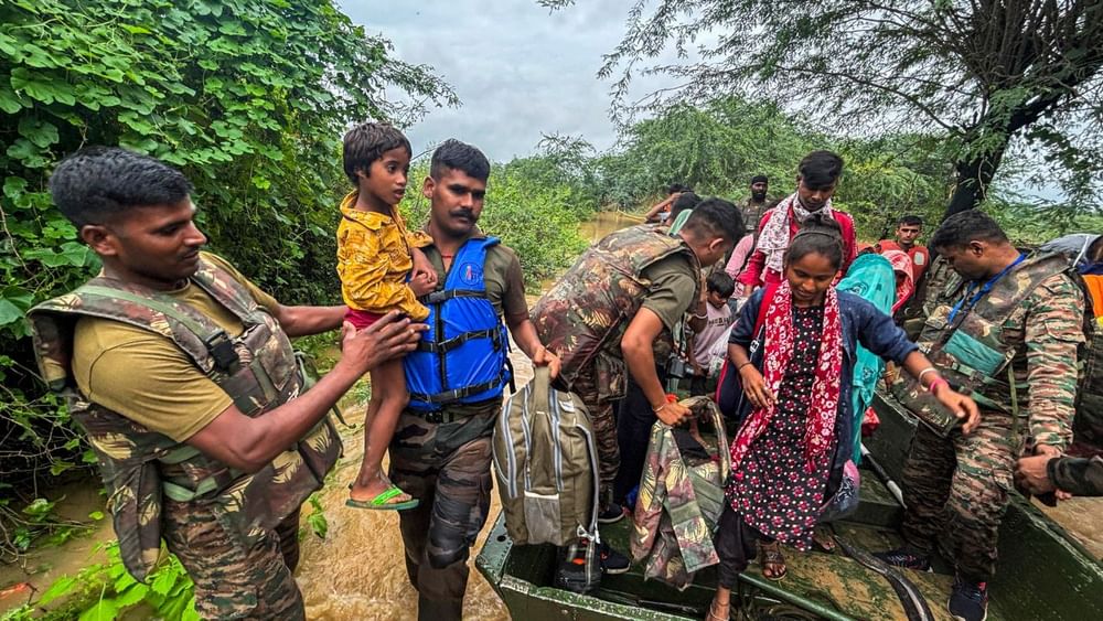 ਪੰਜਾਬ ਦੇ ਹੜ੍ਹ ਪ੍ਰਭਾਵਿਤ ਇਲਾਕਿਆਂ ਵਿੱਚ ਹਾਲੇ ਵੀ ਹਾਲਾਤ ਕਾਫੀ ਖਰਾਬ ਹਨ। ਆਰਮੀ ਅਤੇ ਹੋਰ ਬਚਾਅ ਟੀਮਾਂ ਲਗਾਤਾਰ ਰੈਸਕਿਊ ਆਪਰੇਸ਼ਨਾਂ ਵਿੱਚ ਲੱਗੀਆਂ ਹੋਈਆਏਂ ਹਨ। ਕਿਸ਼ਤੀਆਂ ਰਾਹੀ ਫਸੇ ਹੋਏ ਲੋਕਾਂ ਨੂੰ ਬਾਹਰ ਕੱਢਣ ਦਾ ਸਿਲਸਿਲਾ ਹਾਲੇ ਵੀ ਜਾਰੀ ਹੈ। (All Pictures Credit: PTI)