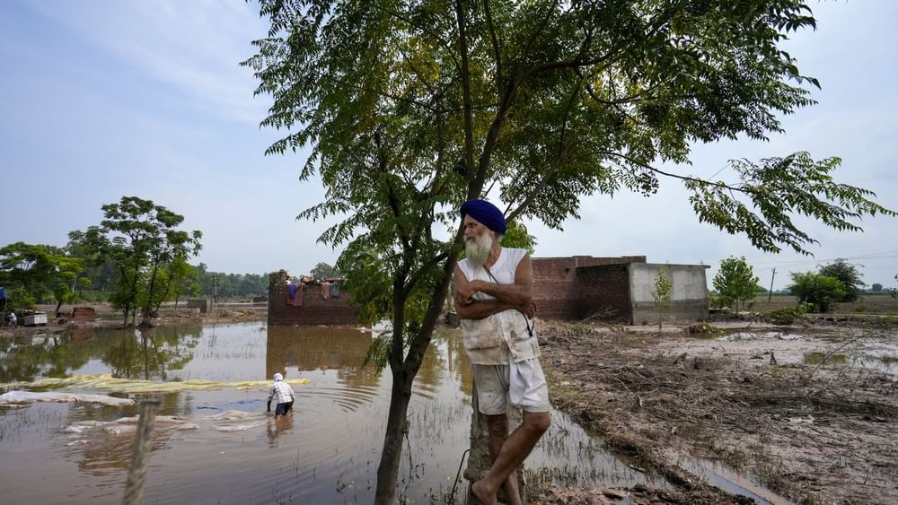ਹੜ੍ਹ ਦੇ ਪਾਣੀ ਨੇ ਕਿਸਾਨਾਂ ਦੀ ਫਸਲ ਪੂਰੀ ਤਰ੍ਹਾਂ ਤਬਾਹ ਕਰ ਦਿੱਤੀ ਹੈ। ਪਾਣੀ ਉਤਰਣ ਤੋਂ ਬਾਅਦ ਇੱਕ ਕਿਸਾਨ ਦਰਖਤ ਨਾਲ ਲੱਗ ਕੇ ਬਰਬਾਦ ਹੋਏ ਆਪਣੇ ਖੇਤ ਨੂੰ ਵੇਖ ਕੇ ਖੂਨ ਦੇ ਹੰਝੂ ਰੋਣ ਨੂੰ ਮਜਬੂਰ ਹੈ। ਬੜੀ ਮੇਹਨਤ ਅਤੇ ਉਮੀਦਾਂ ਨਾਲ ਉਨ੍ਹਾਂ ਨੇ ਝੋਨੇ ਦੀ ਬਿਜਾਈ ਕੀਤੀ ਸੀ, ਪਰ ਹੁਣ ਬਰਬਾਦੀ ਤੋਂ ਇਲਾਵਾ ਕੁਝ ਵੀ ਦਿਖਾਈ ਨਹੀਂ ਦੇ ਰਿਹਾ ਹੈ।