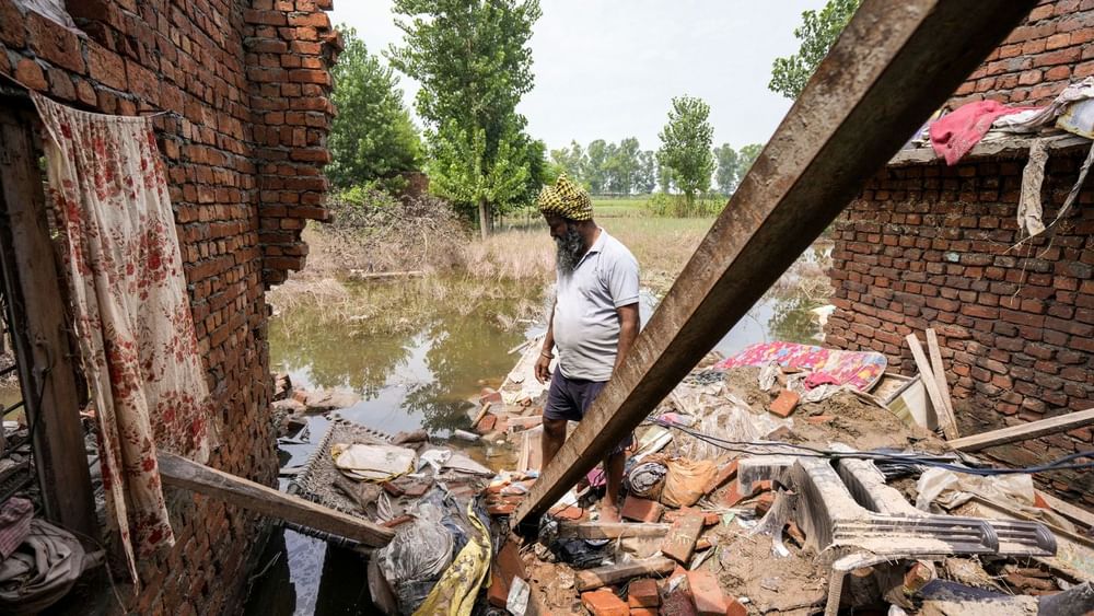 Punjab Flood: ਪੰਜਾਬ ‘ਚ ਹੜ੍ਹਾਂ ਨਾਲ ਹੋਈ ਤਬਾਹੀ ਦੀਆਂ ਵੇਖੋ ਭਾਵੁਕ ਕਰਨ ਵਾਲੀਆਂ ਤਸਵੀਰਾਂ