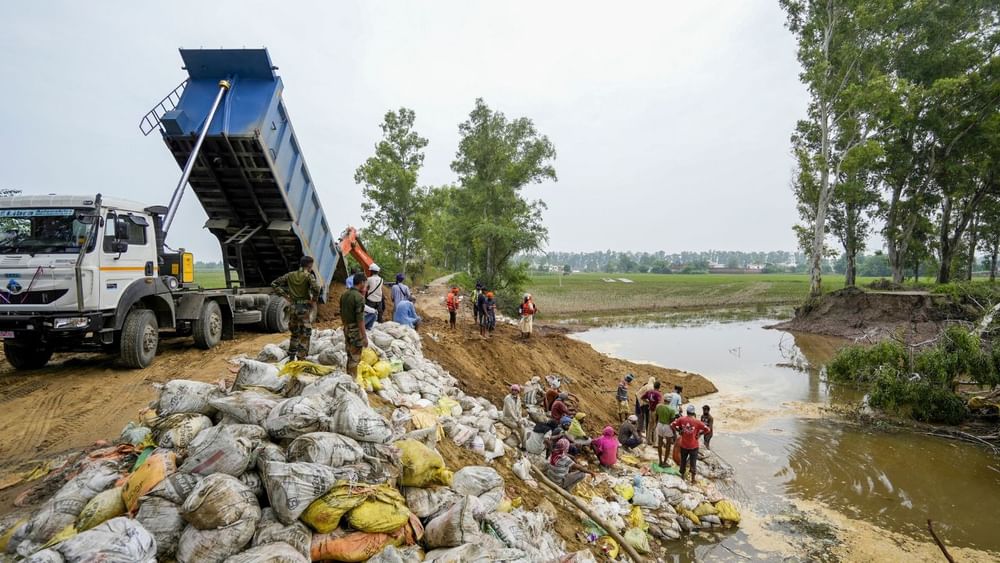 ਕੋਈ ਟ੍ਰਾਲੀਆਂ ਭਰ-ਭਰ ਕੇ ਮਿੱਟੀ ਲਿਆ ਰਿਹਾ ਹੈ ਤਾਂ ਕੋਈ ਕੱਟਿਆਂ ਵਿੱਚ ਮਿੱਟੀ ਭਰਕੇ ਪਾਣੀ ਦੇ ਵਹਾਅ ਨੂੰ ਰੋਕਣ ਦੀ ਕੋਸ਼ਿਸ਼ ਕਰ ਰਿਹਾ ਹੈ। ਹਾਲਾਂਕਿ ਪਾਣੀ ਦੀ ਰਫ਼ਤਾਰ ਥੋੜੀ ਘੱਟ ਜਰੂਰ ਹੋਈ ਹੈ, ਪਰ ਖ਼ਤਰਾ ਹਾਲੇ ਵੀ ਟਲਿਆ ਨਹੀਂ ਹੈ। ਇਸ ਕਰਕੇ ਲੋਕ ਕੋਈ ਵੀ ਰਿਸਕ ਨਹੀਂ ਲੈਣਾ ਚਾਹੁੰਦੇ ਹਨ।