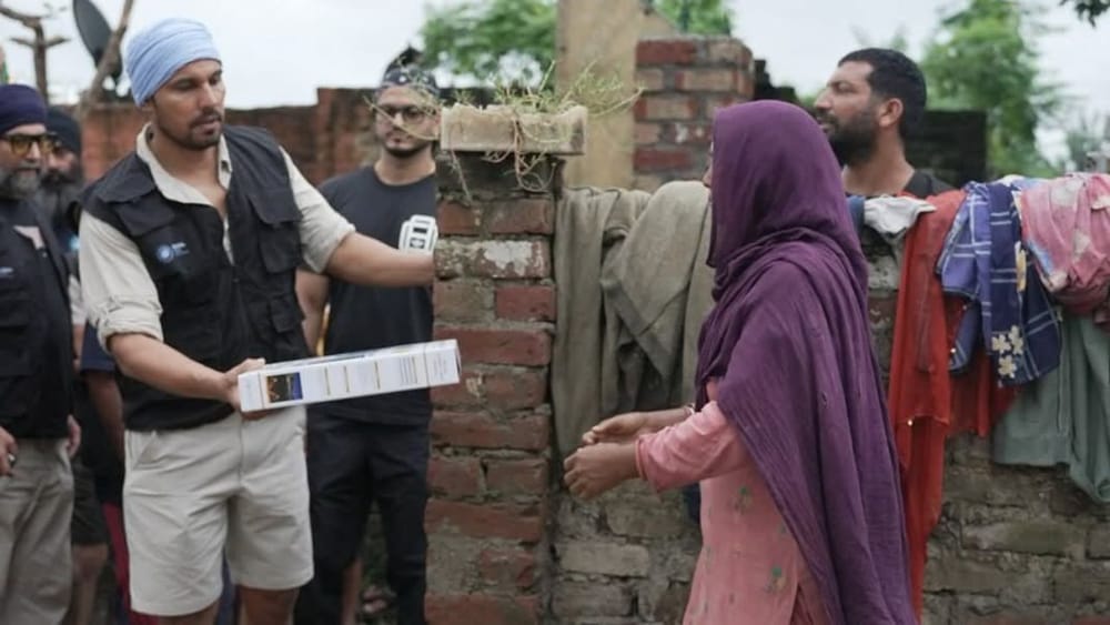 ਬਾਲੀਵੁੱਡ ਐਕਟਰ ਰਣਦੀਪ ਹੁੱਡ ਆਪ ਗ੍ਰਾਉਂਡ ਜੀਰੋ ਤੇ ਉੱਤਰੇ ਹਨ। ਉਹ ਗੁਰਦਾਸਪੁਰ ਦੇ ਪਿੰਡਾਂ ਵਿੱਚ ਘਰ-ਘਰ ਜਾ ਕੇ ਖੁਦ ਲੋਕਾਂ ਨੂੰ ਰਾਹਤ ਸਮੱਗਰੀ ਵੰਡ ਰਹੇ ਹਨ। ਏਨੇ ਵੱਡੇ ਅਦਾਕਾਰ ਨੂੰ ਆਪਣੇ ਦਰਵਾਜੇ ਤੇ ਮਸੀਹਾ ਬਣ ਕੇ ਆਏ ਵੇਖ ਪਿੰਡ ਵਾਲਿਆਂ ਦੀਆਂ ਅੱਖਾਂ ਨਮ ਹੋ ਰਹੀਆਂ ਹਨ।