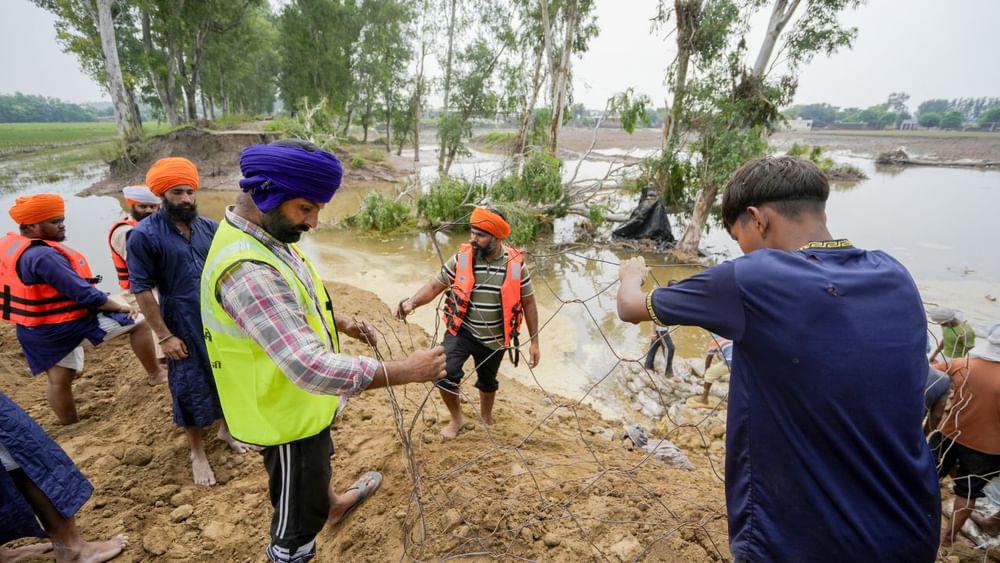 Punjab Flood: ਪੰਜਾਬ ‘ਚ ਹੜ੍ਹਾਂ ਨਾਲ ਹੋਈ ਤਬਾਹੀ ਦੀਆਂ ਵੇਖੋ ਭਾਵੁਕ ਕਰਨ ਵਾਲੀਆਂ ਤਸਵੀਰਾਂ