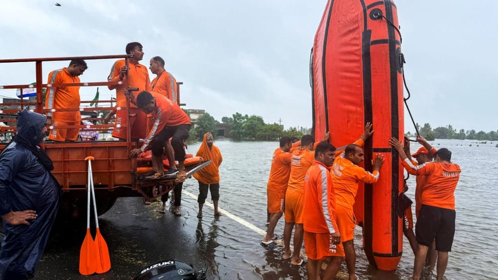 Punjab Flood Photos: ਪੰਜਾਬ ‘ਚ ਹੜ੍ਹਾਂ ਨੇ ਮਚਾਈ ਤਬਾਹੀ ਤਾਂ ਮਸੀਹਾ ਬਣੇ ਮਦਦਗਾਰ, ਵੇਖੋ ਭਾਵੁਕ ਕਰਨ ਵਾਲੀਆਂ ਤਸਵੀਰਾਂ