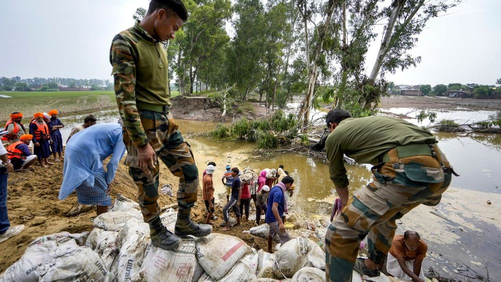 ਆਰਮੀ ਵੀ ਇਨ੍ਹਾਂ ਲੋਕਾਂ ਨਾਲ ਲਗਾਤਾਰ ਬਚਾਅ ਕਾਰਜਾਂ ਵਿੱਚ ਜੁਟੀ ਹੋਈ ਹੈ। ਪਿੰਡ ਵਾਸੀਆਂ ਨਾਲ ਰੱਲ ਕੇ ਧੁੱਸੀ ਬੰਨ੍ਹ ਬੰਨ੍ਹੇ ਜਾ ਰਹੇ ਹਨ। ਇਸ ਮੁਸੀਬਤ ਦੀ ਘੜੀ ਵਿੱਚ ਲੋਕ ਫੌਜ ਦੇ ਇਸ ਜਜ਼ਬੇ ਨੂੰ ਸਲਾਮ ਕਰ ਰਹੇ ਹਨ। ਇਸ ਮੁਸੀਬਤ ਦੇ ਸਮੇਂ ਵਿੱਚ ਜਵਾਨਾਂ ਨੇ ਬੇਹਤਰੀਨ ਕੰਮ ਕੀਤਾ ਹੈ।