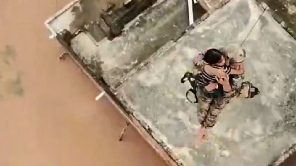 ਉੱਧਰ ਸੁਰੱਖਿਆ ਜਵਾਨ ਵੀ ਦੇਵਦੂਤ ਬਣ ਕੇ ਪਾਣੀ ਵਿੱਚ ਫਸੇ ਲੋਕਾਂ ਦਾ ਰੈਸਕਿਊ ਕਰ ਰਹੇ ਹਨ। ਘਰਾਂ ਦੀਆਂ ਛੱਤਾਂ ਤੇ ਫਸੇ ਬੱਚਿਆਂ ਅਤੇ ਬੁਜੁਰਗਾਂ ਨੂੰ ਹੈਲੀਕਾਪਟਰਾਂ ਰਾਹੀਂ ਰੈਸਕਿਊ ਕੀਤਾ ਜਾ ਰਿਹਾ ਹੈ।