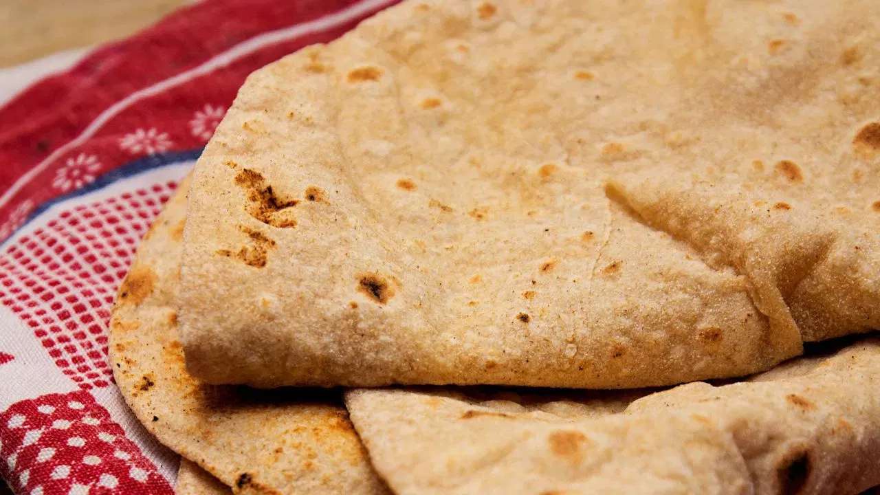 ਜੇਕਰ ਕੋਈ ਵਿਅਕਤੀ ਹੈਲਦੀ ਚੀਜ਼ਾਂ ਸਹੀ ਢੰਗ ਨਾਲ ਨਹੀਂ ਖਾਂਦਾ, ਉਹ ਨੁਕਸਾਨ ਪਹੁੰਚਾ ਸਕਦੀ ਹੈ। ਜਦੋਂ ਤੁਸੀਂ ਪਿਛਲੀ ਰਾਤ ਦੀ ਬਚੀ ਹੋਈ ਬਾਸੀ ਰੋਟੀ ਖਾਂਦੇ ਹੋ ਜਾਂ ਕਿਸੇ ਚੀਜ ਨੂੰ ਦੁਬਾਰਾ ਗਰਮ ਕਰਕੇ ਖਾਂਦੇ ਹੋ, ਤਾਂ ਸਾਨੂੰ ਪਤਾ ਲੱਗਦਾ ਹੈ ਕਿ ਇਹ ਸਿਹਤ ਲਈ ਨੁਕਸਾਨਦੇਹ ਹੈ ਜਾਂ ਨਹੀਂ।