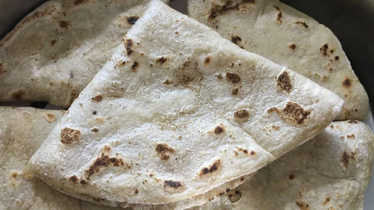 ਹਾਲ ਹੀ ਵਿੱਚ ਇੱਕ ਪੋਸ਼ਣ ਵਿਗਿਆਨੀ ਨੇ ਦੱਸਿਆ ਕਿ ਭੋਜਨ ਨੂੰ ਦੁਬਾਰਾ ਗਰਮ ਕਰਨ ਦੀ ਆਦਤ ਸਿਹਤ ਲਈ ਚੰਗੀ ਨਹੀਂ ਹੈ। ਜਦੋਂ ਰੋਟੀ ਨੂੰ ਦੁਬਾਰਾ ਗਰਮ ਕੀਤਾ ਜਾਂਦਾ ਹੈ, ਤਾਂ ਇਹ ਸੁੱਕੀ ਅਤੇ ਸਖ਼ਤ ਹੋ ਜਾਂਦੀ ਹੈ।