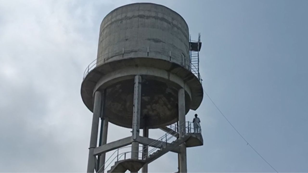 '3 ਸਾਲਾਂ ਤੋਂ ਨਹੀਂ ਮਿਲੀ ਰਹੀ ਗ੍ਰਾਂਟ', ਮੋਗਾ 'ਚ ਪੈਟਰੋਲ ਲੈ ਕੇ ਪਾਣੀ ਵਾਲੀ ਟੈਂਕੀ 'ਤੇ ਚੜ੍ਹ ਗਿਆ ਸਰਪੰਚ ਦਾ ਪਤੀ