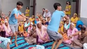 ਔਰਤਾਂ ਦੀ ਟੋਲੀ ਵਿੱਚ ਮੁੰਡੇ ਨੇ ਕੁੜੀਆਂ ਵਾਂਗ ਲਗਾਏ ਠੁਮਕੇ ਔਰਤਾਂ ਦੀ ਟੋਲੀ ਵਿੱਚ ਮੁੰਡੇ ਨੇ ਕੁੜੀਆਂ ਵਾਂਗ ਲਗਾਏ ਠੁਮਕੇ