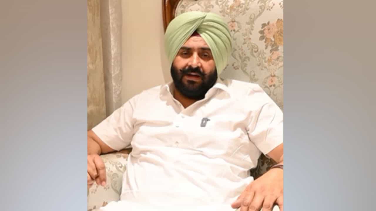 MLA ਹਰਮੀਤ ਪਠਾਣਮਾਜਰਾ ਦੀ ਮਿਲੀ ਗੱਡੀ, ਤਿੰਨ ਪਿਸਤੌਲ ਬਰਮਾਦ MLA ਹਰਮੀਤ ਪਠਾਣਮਾਜਰਾ ਦੀ ਮਿਲੀ ਗੱਡੀ, ਤਿੰਨ ਪਿਸਤੌਲ ਬਰਮਾਦ