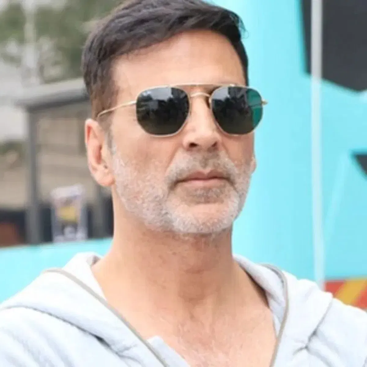 ਅਕਸ਼ੇ ਕੁਮਾਰ- ਬਾਲੀਵੁੱਡ ਦੀਆਂ ਕਈ ਹਿੱਟ ਫਿਲਮਾਂ 'ਚ ਕੰਮ ਕਰ ਚੁੱਕੇ ਅਕਸ਼ੇ ਕੁਮਾਰ ਦਾ ਜਨਮ ਪੰਜਾਬ ਦੇ ਅੰਮ੍ਰਿਤਸਰ 'ਚ ਹੋਇਆ ਸੀ। ਉਨ੍ਹਾਂ ਨੇ ਕਈ ਫਿਲਮਾਂ 'ਚ ਕੰਮ ਕੀਤਾ ਹੈ। ਉਨ੍ਹਾਂ ਦੀ ਉਮਰ 57 ਸਾਲ ਹੈ। ਅਭਿਨੇਤਾ ਹੁਣ ਤੱਕ ਖਿਲਾੜੀਓੰ ਕੇ ਖਿਲਾੜੀ, ਭਾਗਮ ਭਾਗ, ਖੱਟਾ ਮੀਠਾ, ਧੜਕਨ, ਏਅਰਲਿਫਟ, ਹੇਰਾ ਫੇਰੀ, ਬੈਲ ਬਾਟਮ, ਟਾਇਲਟ ਏਕ ਪ੍ਰੇਮ ਕਥਾ ਅਤੇ ਸਰਫਿਰਾ ਵਰਗੀਆਂ ਫਿਲਮਾਂ ਵਿੱਚ ਨਜ਼ਰ ਆ ਚੁੱਕੇ ਹਨ।