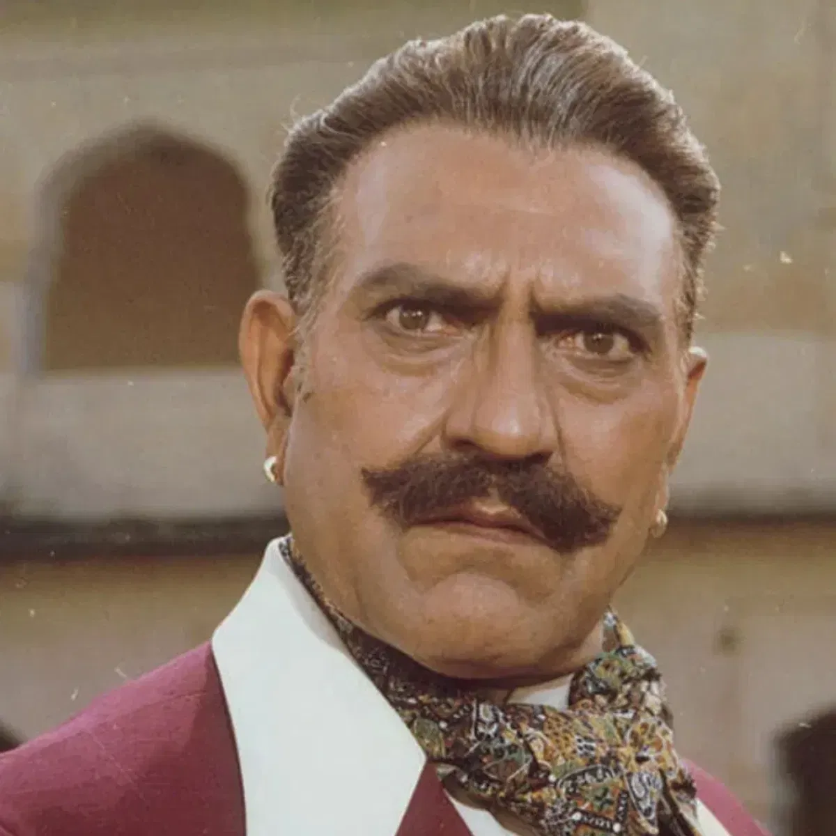 ਅਮਰੀਸ਼ ਪੁਰੀ- ਬਾਲੀਵੁੱਡ ਦੇ ਇਤਿਹਾਸ ਵਿੱਚ ਸਭ ਤੋਂ ਖਤਰਨਾਕ ਖਲਨਾਇਕ ਵਜੋਂ ਜਾਣੇ ਜਾਂਦੇ ਅਦਾਕਾਰ ਅਮਰੀਸ਼ ਪੁਰੀ ਦਾ ਇੰਡਸਟਰੀ ਵਿੱਚ ਬਹੁਤ ਵੱਡਾ ਕੱਦ ਸੀ। ਉਨ੍ਹਾਂ ਨੇ ਕਈ ਫਿਲਮਾਂ ਵਿੱਚ ਖਲਨਾਇਕ ਦੀ ਭੂਮਿਕਾ ਨਿਭਾਈ। ਉਨ੍ਹਾਂ ਦੇ ਕਿਰਦਾਰ ਅੱਜ ਵੀ ਪ੍ਰਸ਼ੰਸਕਾਂ ਦੇ ਮਨਾਂ ਵਿੱਚ ਹਨ। ਅਮਰੀਸ਼ ਪੁਰੀ ਦਾ ਜਨਮ ਨਵਾਂਸ਼ਹਿਰ, ਪੰਜਾਬ ਵਿੱਚ ਹੋਇਆ ਸੀ। ਉਨ੍ਹਾਂ ਨੇ ਲਗਭਗ 450 ਬਾਲੀਵੁੱਡ ਫਿਲਮਾਂ ਵਿੱਚ ਕੰਮ ਕੀਤਾ। ਉਨ੍ਹਾਂ ਦਾ 72 ਸਾਲ ਦੀ ਉਮਰ 2005 ਵਿੱਚ ਵਿੱਚ ਦੇਹਾਂਤ ਹੋ ਗਿਆ।