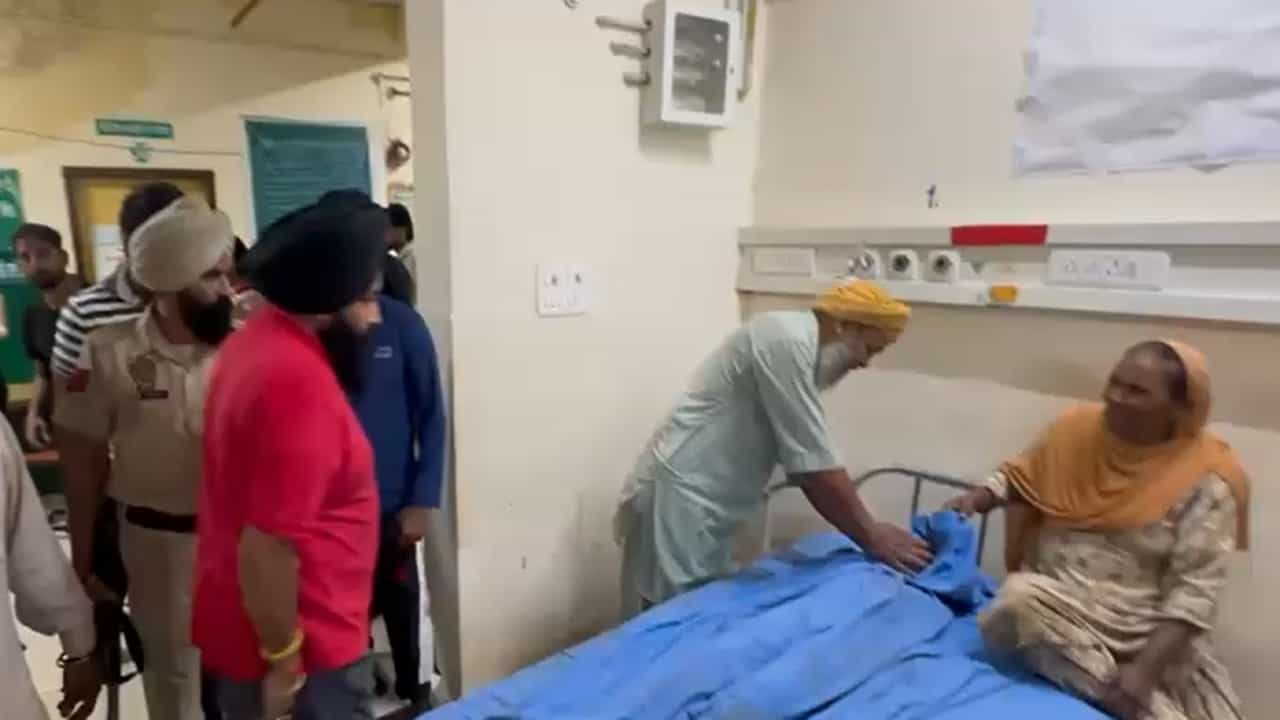 ਅੰਮ੍ਰਿਤਸਰ: ਮੀਂਹ ਨੇ ਲਈ ਇੱਕ ਹੋਰ ਜਾਨ, ਘਰ ਦੀ ਛੱਤ ਡਿੱਗਣ ਦੇ ਨਾਲ 12 ਸਾਲ ਦੀ ਬੱਚੀ ਦੀ ਮੌਤ, 5 ਜ਼ਖ਼ਮੀ ਅੰਮ੍ਰਿਤਸਰ: ਮੀਂਹ ਨੇ ਲਈ ਇੱਕ ਹੋਰ ਜਾਨ, ਘਰ ਦੀ ਛੱਤ ਡਿੱਗਣ ਦੇ ਨਾਲ 12 ਸਾਲ ਦੀ ਬੱਚੀ ਦੀ ਮੌਤ, 5 ਜ਼ਖ਼ਮੀ