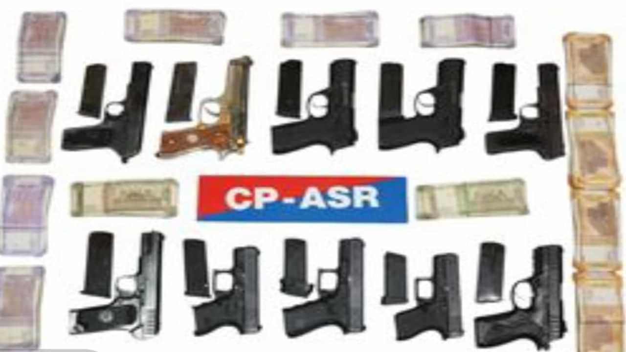 ਅੰਮ੍ਰਿਤਸਰ ਪੁਲਿਸ ਨੇ ਹਥਿਆਰਾਂ ਤੇ ਹਵਾਲਾ ਨੈੱਟਵਰਕ ਦਾ ਕੀਤਾ ਪਰਦਾਫਾਸ਼, 3 ਮੁਲਜ਼ਮ ਗ੍ਰਿਫ਼ਤਾਰ, 10 ਆਧੁਨਿਕ ਹਥਿਆਰ ਬਰਾਮਦ ਅੰਮ੍ਰਿਤਸਰ ਪੁਲਿਸ ਨੇ ਹਥਿਆਰਾਂ ਤੇ ਹਵਾਲਾ ਨੈੱਟਵਰਕ ਦਾ ਕੀਤਾ ਪਰਦਾਫਾਸ਼, 3 ਮੁਲਜ਼ਮ ਗ੍ਰਿਫ਼ਤਾਰ, 10 ਆਧੁਨਿਕ ਹਥਿਆਰ ਬਰਾਮਦ