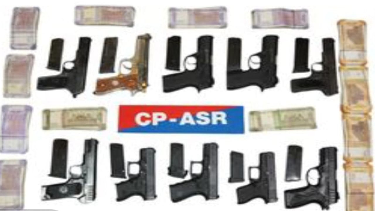 ਅੰਮ੍ਰਿਤਸਰ ਪੁਲਿਸ ਨੇ ਹਥਿਆਰਾਂ ਤੇ ਹਵਾਲਾ ਨੈੱਟਵਰਕ ਦਾ ਕੀਤਾ ਪਰਦਾਫਾਸ਼, 3 ਮੁਲਜ਼ਮ ਗ੍ਰਿਫ਼ਤਾਰ, 10 ਆਧੁਨਿਕ ਹਥਿਆਰ ਬਰਾਮਦ