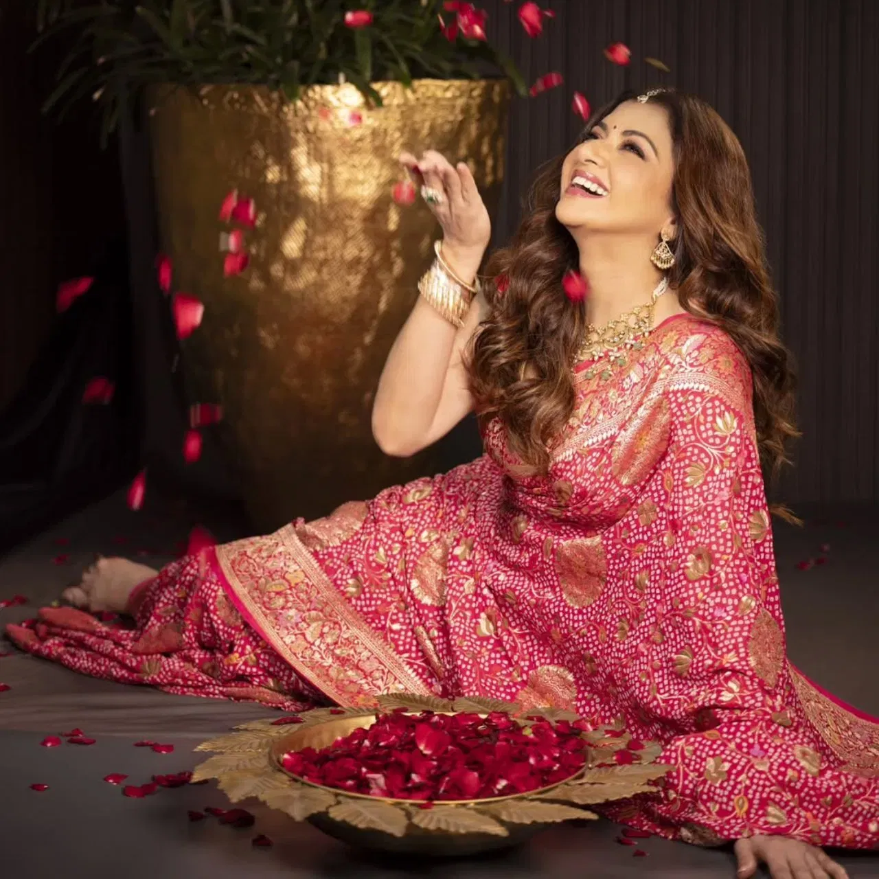 ਭਾਗਿਆਸ਼੍ਰੀ ਦਾ ਲੁੱਕ ਜਾਇਫੁੱਲ ਵਾਈਬਸ ਨਾਲ ਭਰਪੂਰ ਹੈ। ਉਨ੍ਹਾਂ ਨੇ ਵਾਈਬ੍ਰੈਂਟ ਕਲਰ ਵਾਲੀ ਬਾਂਧਨੀ ਸਾੜੀ ਪਾਈ ਹੋਈ ਹੈ, ਜਿਸਦੇ ਕੰਡਿਆਂ ਨੂੰ ਗੋਲਡਨ ਬਨਾਰਸੀ ਜਰੀ ਨਾਲ ਤਿਆਰ ਕੀਤਾ ਗਿਆ ਹੈ। ਉਨ੍ਹਾਂ ਦਾ ਇਹ ਲੁੱਕ ਸਟਨਿੰਗ ਹੈ। ਨੇਕਪੀਸ, ਈਅਰਿੰਗਸ ਅਤੇ ਮਾਂਗ ਟਿੱਕਾ ਉਨ੍ਹਾਂ ਦੇ ਲੁੱਕ ਨੂੰ ਫੈਸਟਿਵ ਪਰਫੈਕਟ ਬਣਾਉਂਦੇ ਹਨ। ਕਰਵਾਚੌਥ ਤੇ ਇਸ ਤਰ੍ਹਾਂ ਦੀ ਬੰਧੇਜ ਸਾੜੀ ਸ਼ਾਨਦਾਰ ਲੁੱਕ ਦੇਵੇਗੀ।