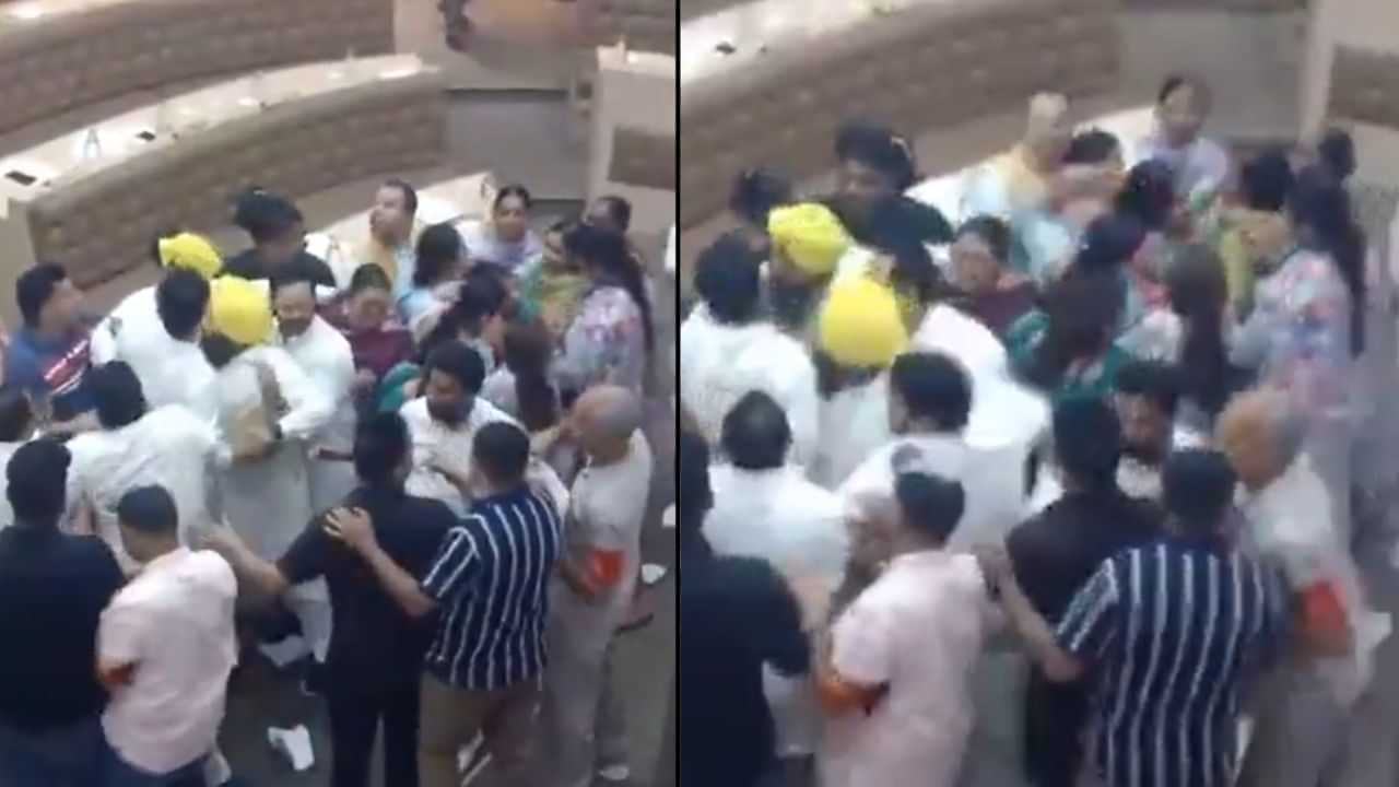 ਚੰਡੀਗੜ੍ਹ ਨਗਰ ਨਿਗਮ ਹਾਊਸ ਮੀਟਿੰਗ ਚ ਹੰਗਾਮਾ, ਕਾਂਗਰਸ-AAP ਕੌਂਸਲਰਾਂ ਨੇ ਏਜੰਡੇ ਦੀ ਕਾਪੀ ਫਾੜ ਕੇ ਸੁੱਟੀ ਚੰਡੀਗੜ੍ਹ ਨਗਰ ਨਿਗਮ ਹਾਊਸ ਮੀਟਿੰਗ ਚ ਹੰਗਾਮਾ, ਕਾਂਗਰਸ-AAP ਕੌਂਸਲਰਾਂ ਨੇ ਏਜੰਡੇ ਦੀ ਕਾਪੀ ਫਾੜ ਕੇ ਸੁੱਟੀ