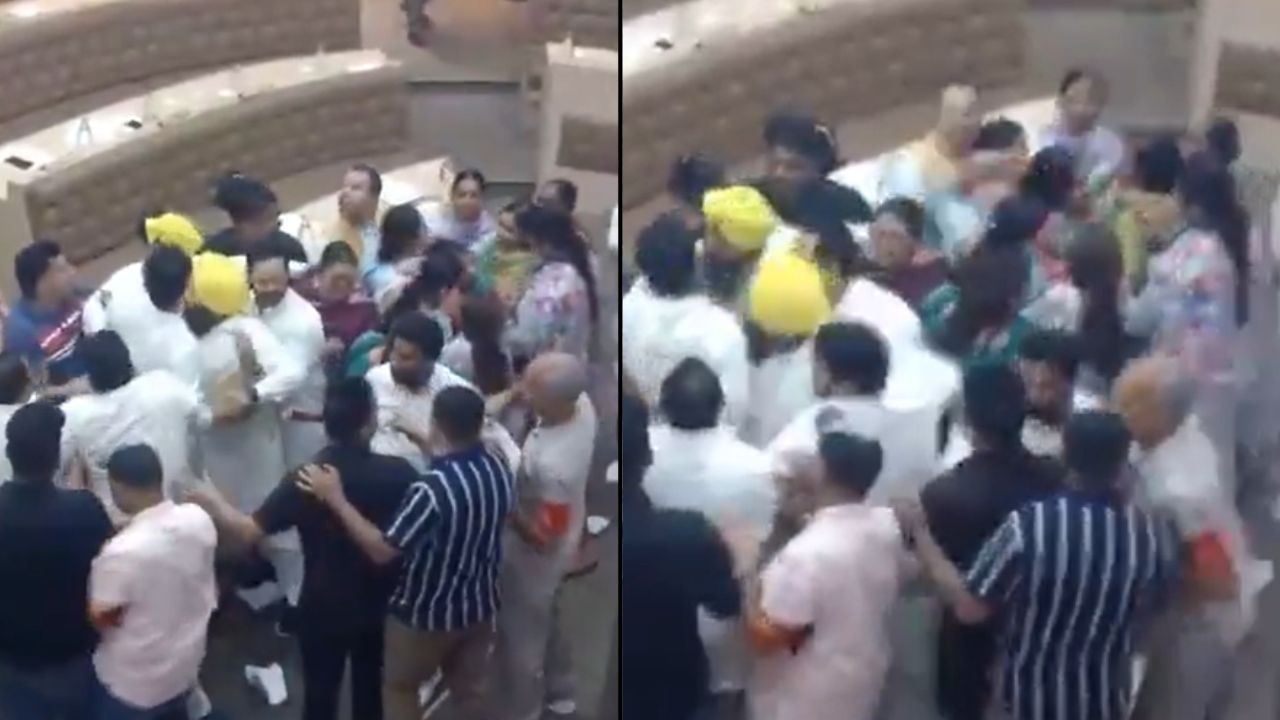 ਚੰਡੀਗੜ੍ਹ ਨਗਰ ਨਿਗਮ ਹਾਊਸ ਮੀਟਿੰਗ 'ਚ ਹੰਗਾਮਾ, ਕਾਂਗਰਸ-AAP ਕੌਂਸਲਰਾਂ ਨੇ ਏਜੰਡੇ ਦੀ ਕਾਪੀ ਫਾੜ ਕੇ ਸੁੱਟੀ